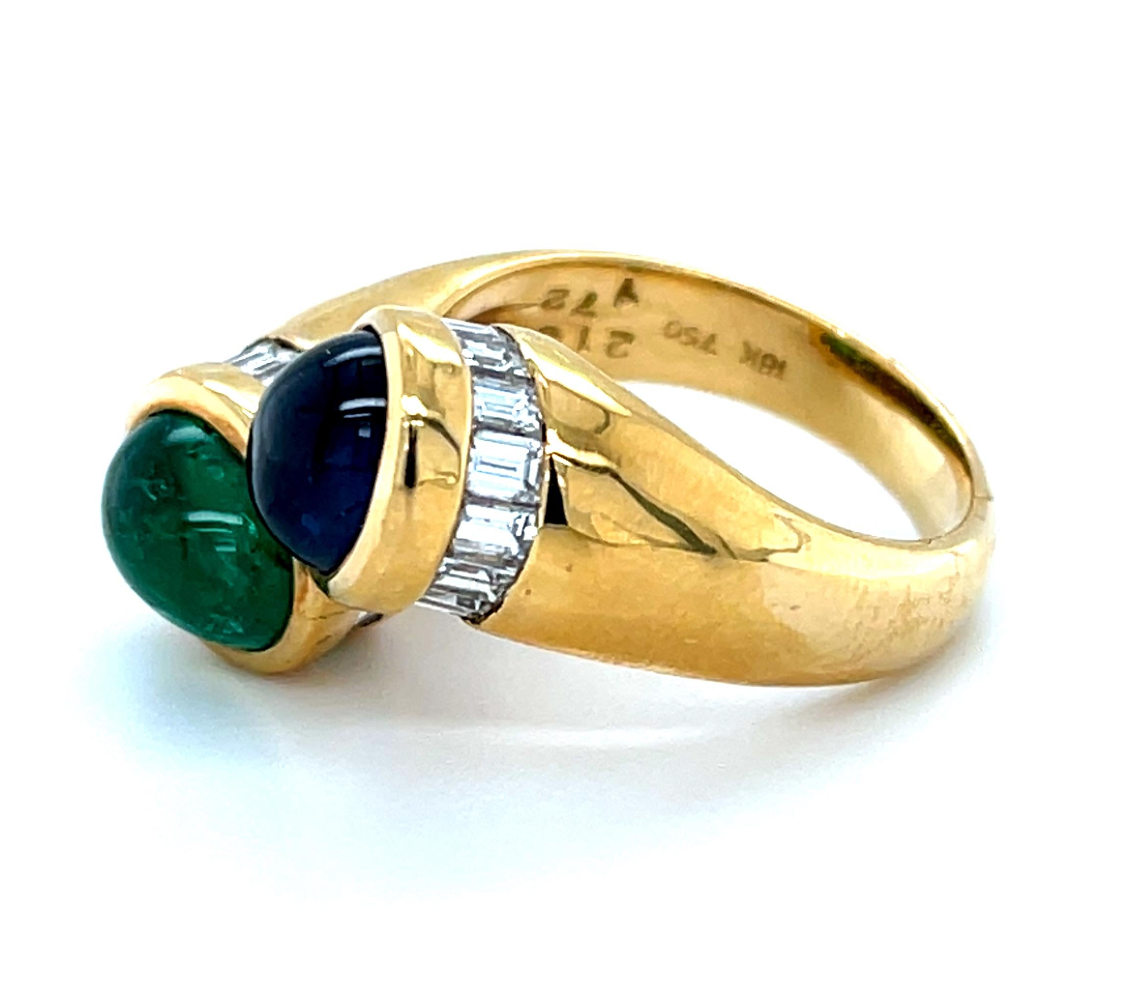 Cabochon Anello con smeraldo cabochon, zaffiro cabochon e diamante baguette in oro giallo 18 ct. in vendita