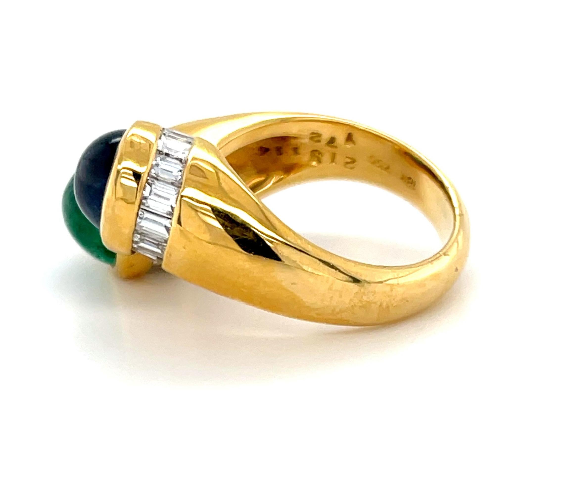 Anello con smeraldo cabochon, zaffiro cabochon e diamante baguette in oro giallo 18 ct. In condizioni Nuovo in vendita a Los Angeles, CA