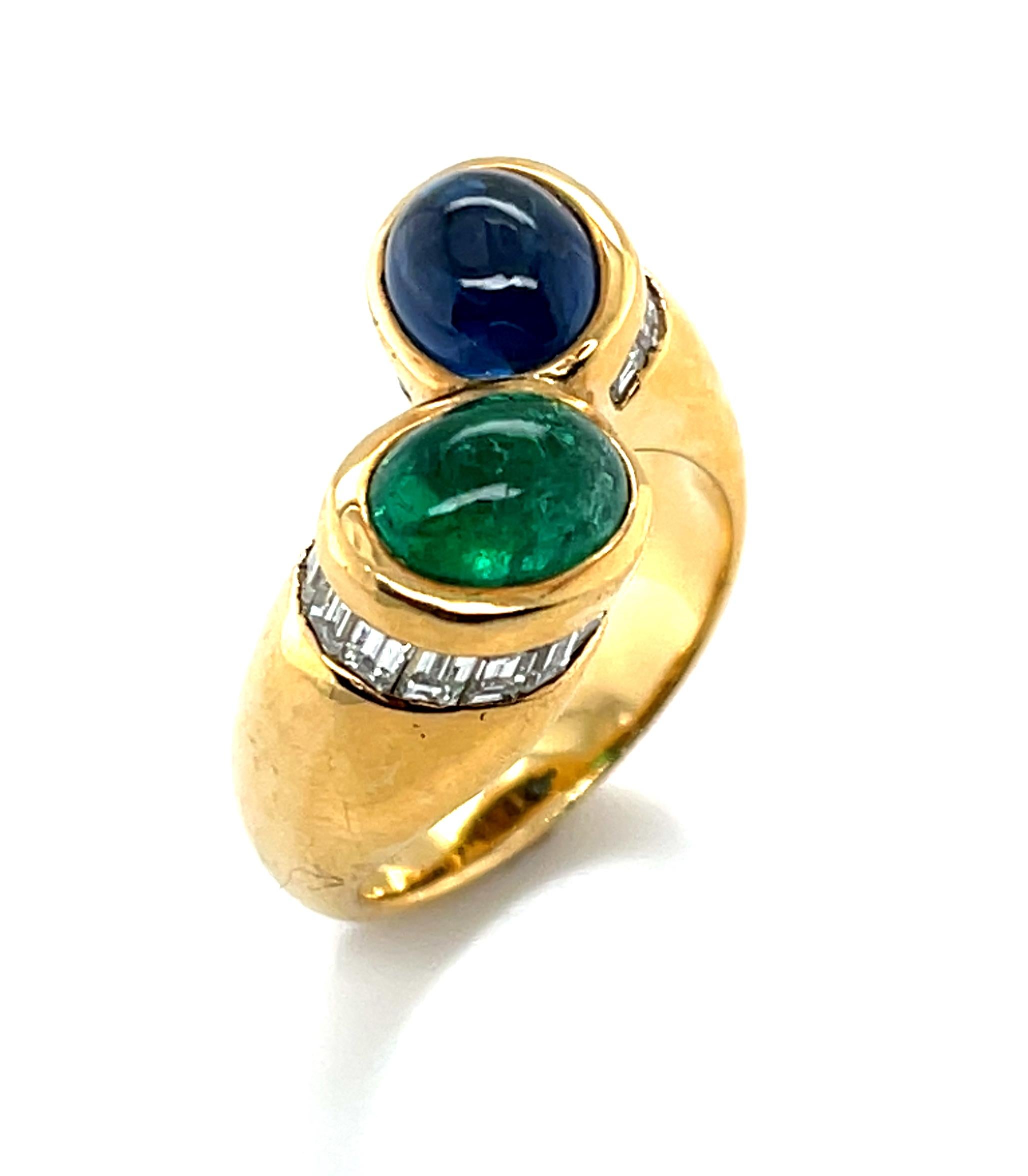 da uomo o donna Anello con smeraldo cabochon, zaffiro cabochon e diamante baguette in oro giallo 18 ct. in vendita