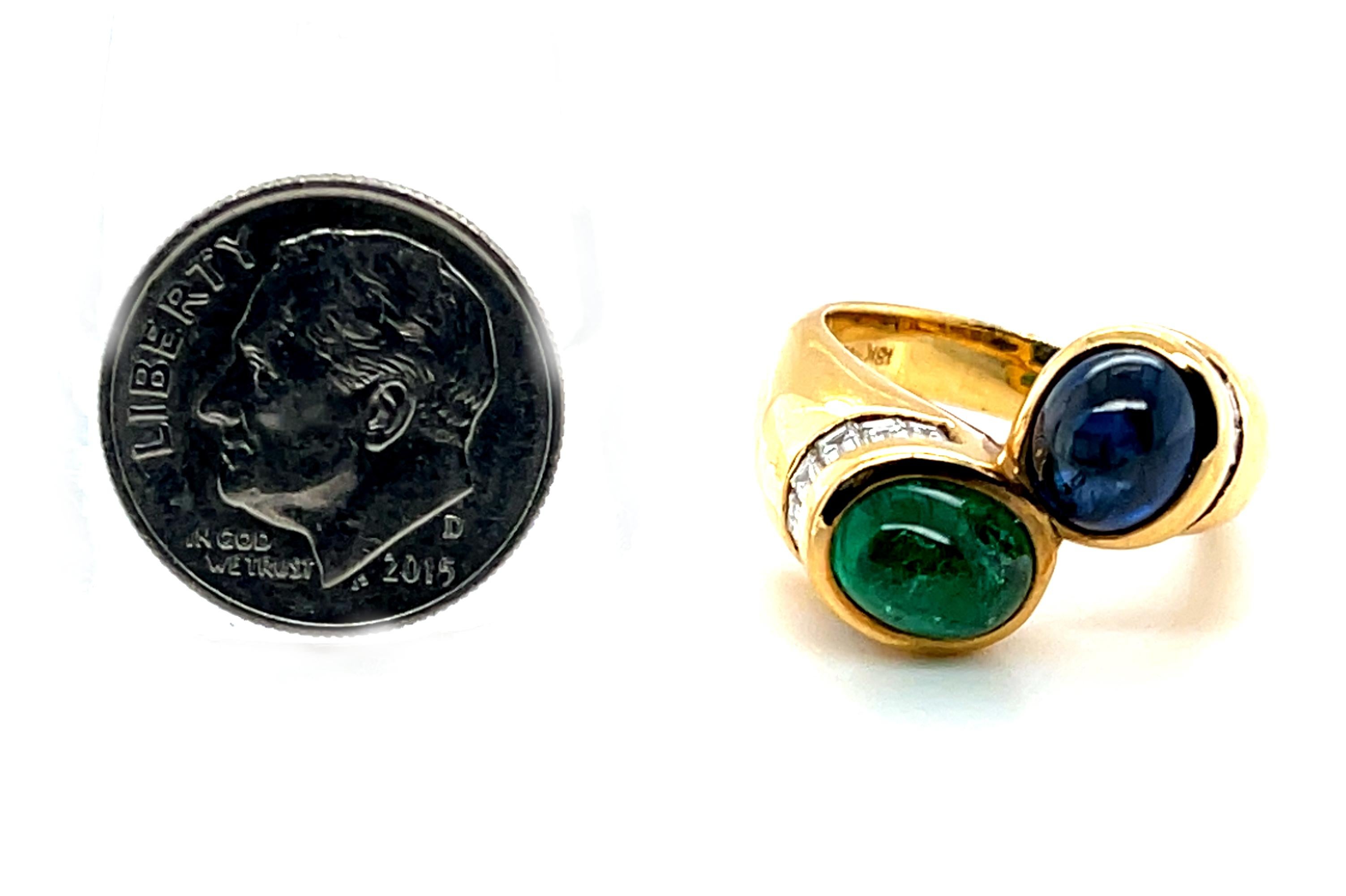 Anello con smeraldo cabochon, zaffiro cabochon e diamante baguette in oro giallo 18 ct. in vendita 1
