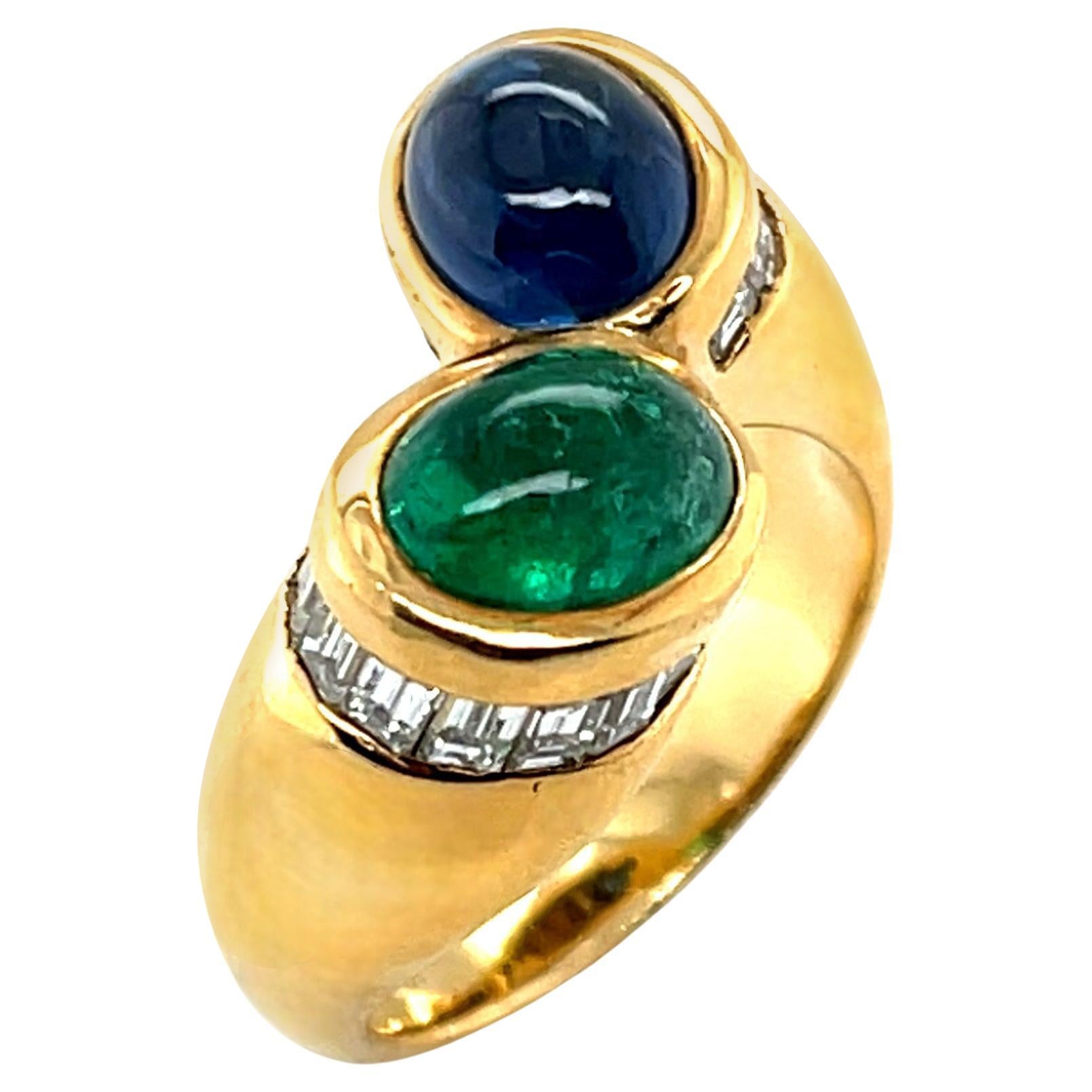 Smaragd Cabochon, Saphir Cabochon und Diamant Baguette Ring in 18k Gelbgold im Angebot
