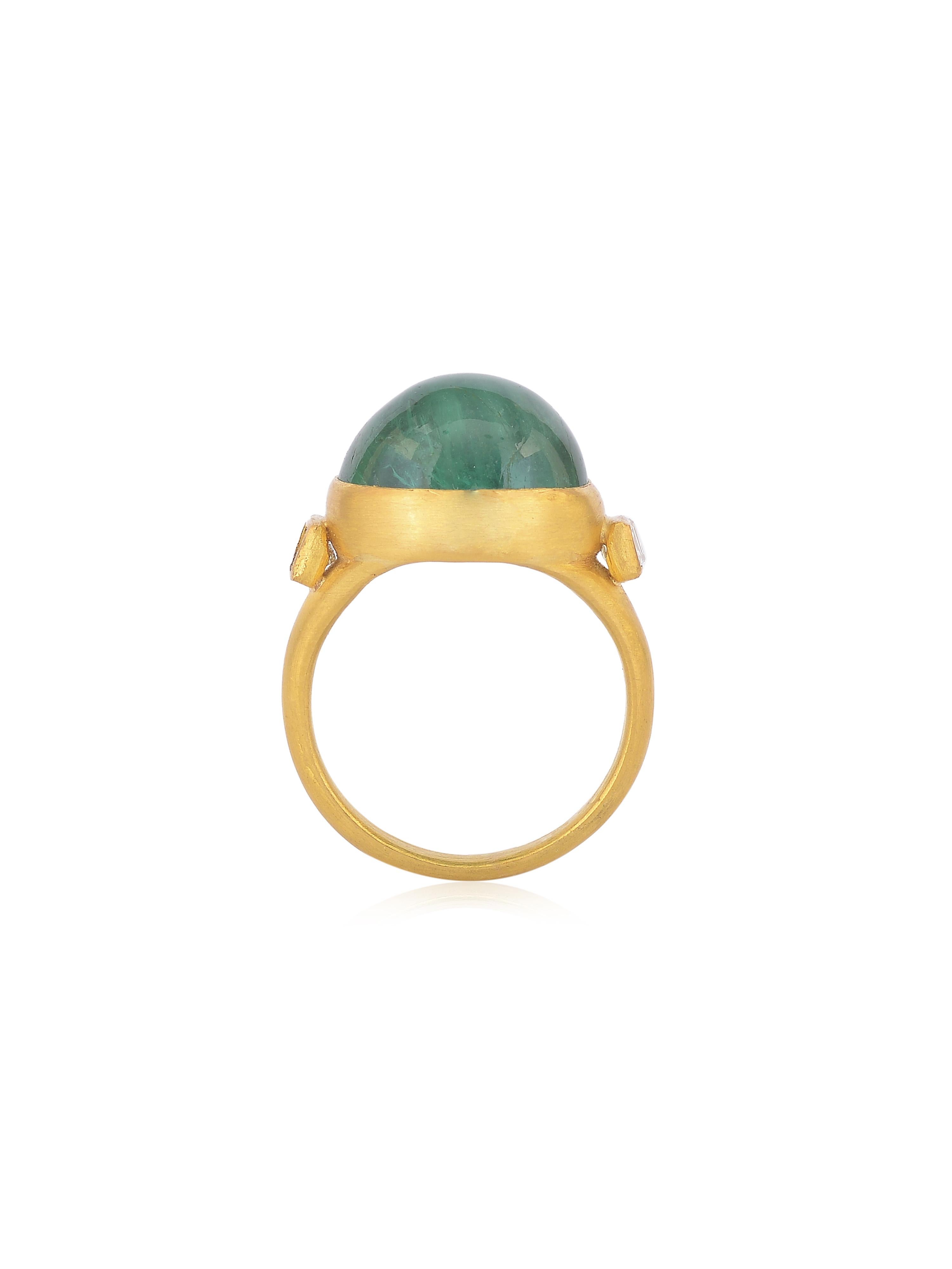 Statement-Ring mit Smaragd-Cabochon und Diamant- Baguettes, handgefertigt aus 22 Karat Gold (Art déco) im Angebot
