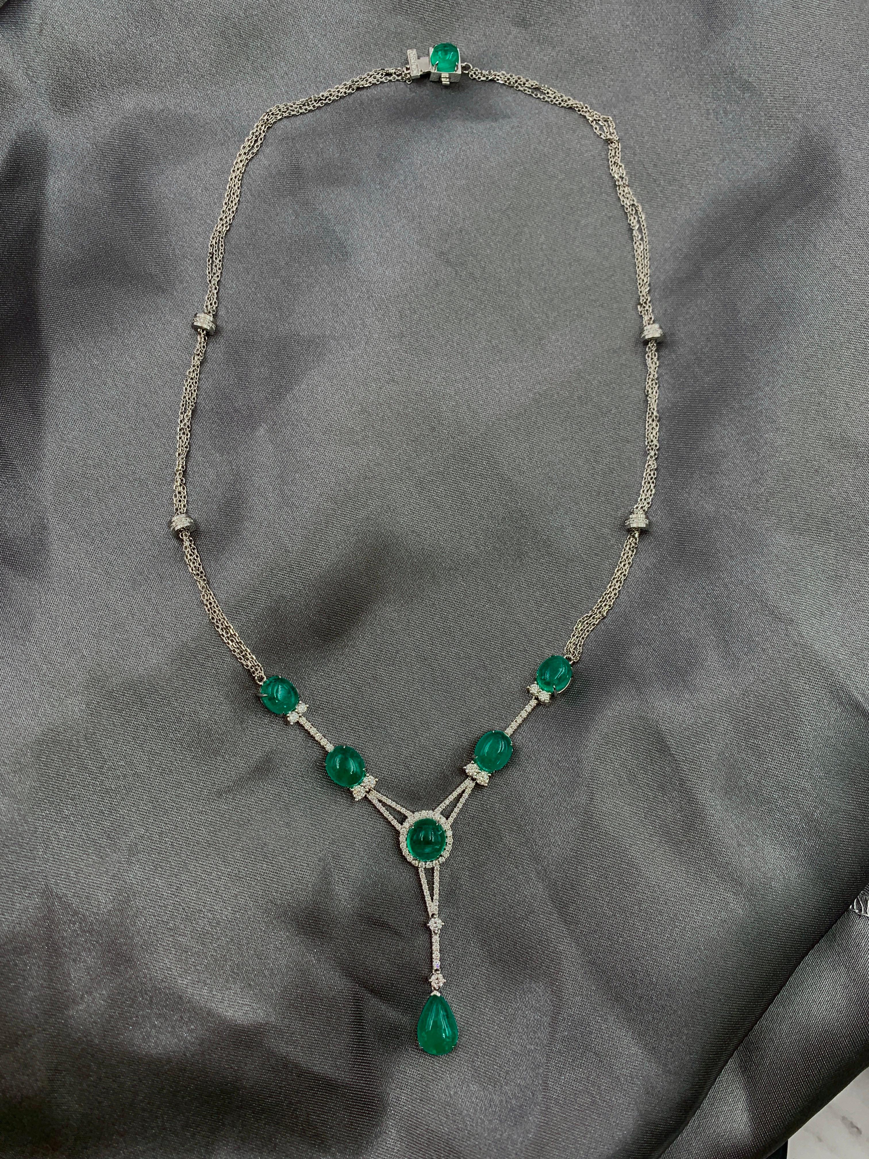 Il design di questa collana di smeraldi è molto contemporaneo e punta a massimizzare le occasioni in cui può essere indossata.  Le collane di smeraldi sono in genere o pezzi vintage o ciondoli molto semplici. Il nostro obiettivo è quello di rendere