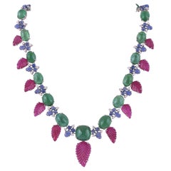 Cabochon di smeraldo, zaffiro blu intagliato, rubino e diamanti Collana Tutti Frutti