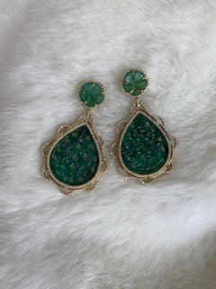 Orecchini con smeraldo intagliato, fiore intagliato e diamanti