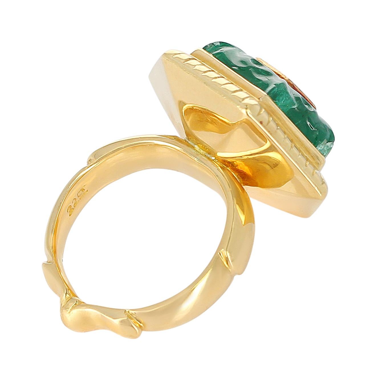 Emerald Carving Ring, Center Diamond Rose Cut, 22 Karat Yellow Gold In Excellent Condition For Sale In New York, NY