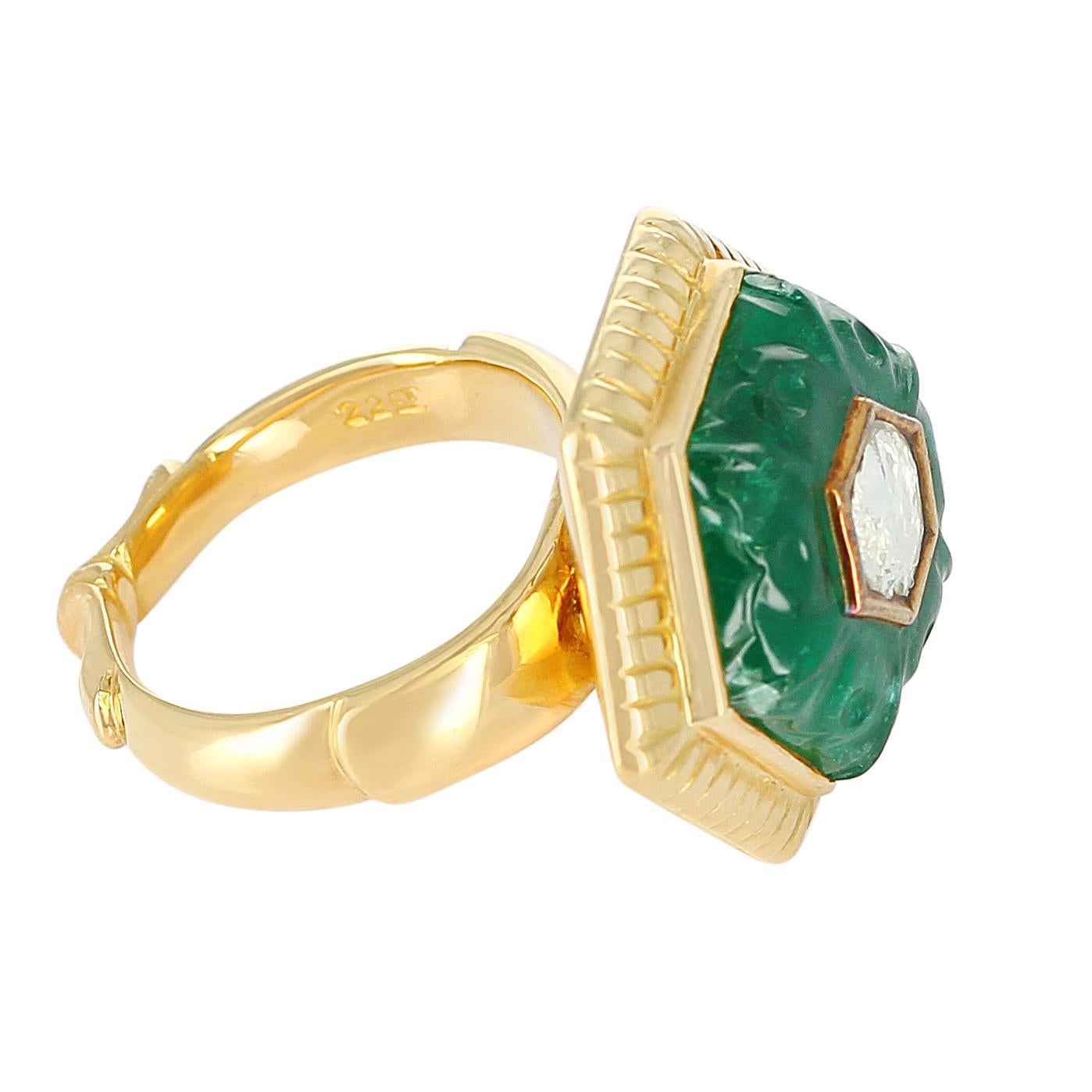 Women's or Men's Emerald Carving Ring, Center Diamond Rose Cut, 22 Karat Yellow Gold For Sale