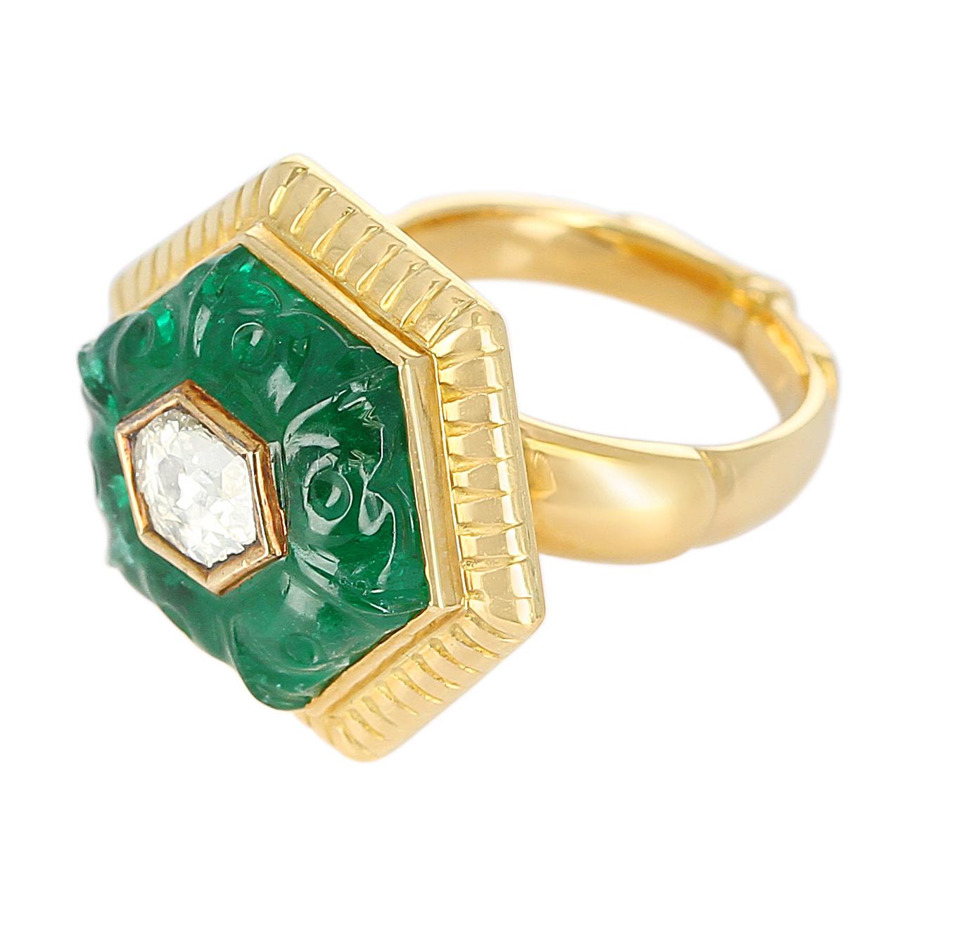 Emerald Carving Ring, Center Diamond Rose Cut, 22 Karat Yellow Gold For Sale 1