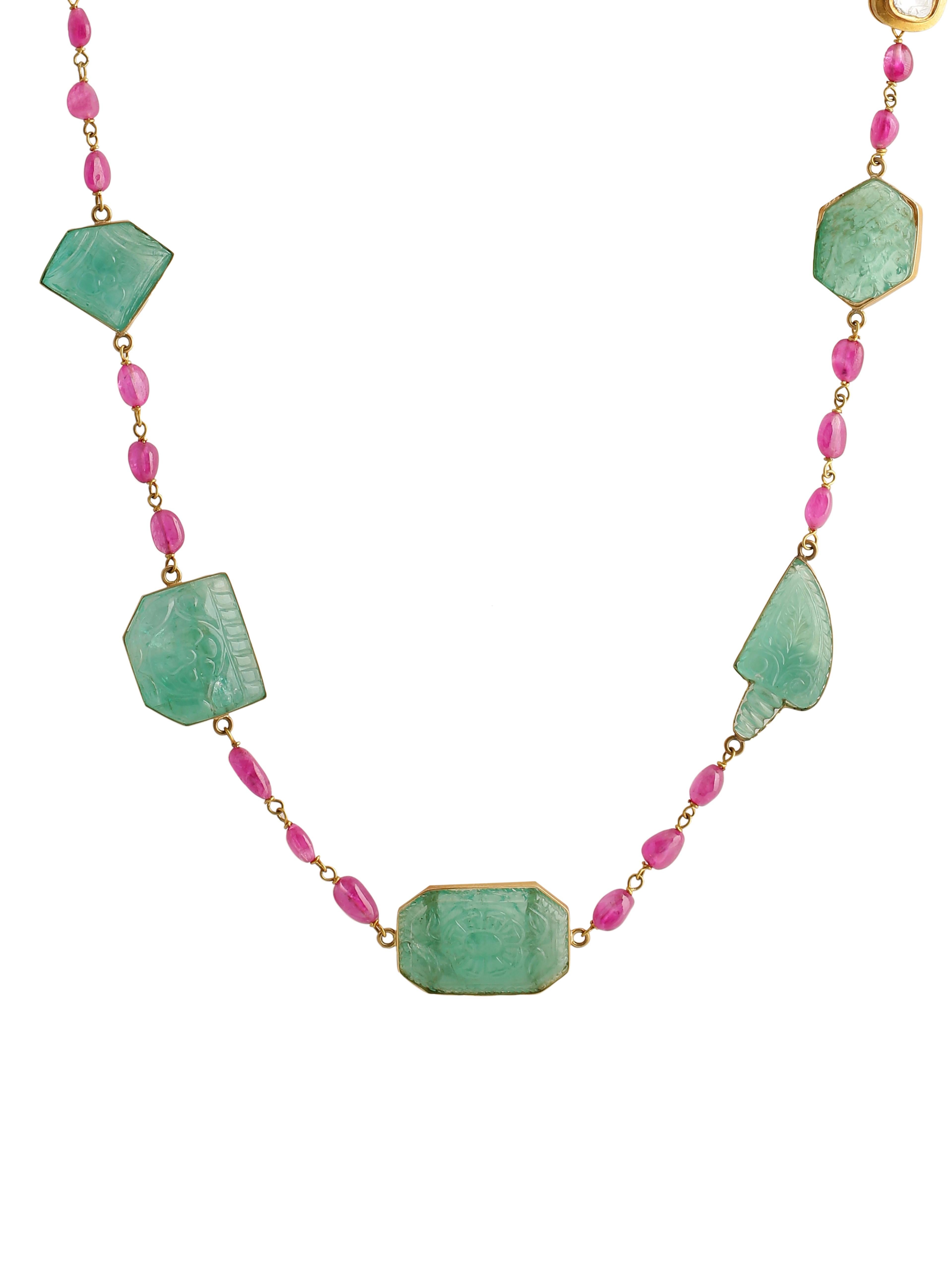 Art déco Collier de perles d'émeraudes sculptées et de rubis avec un diamant taille rose serti en or 18 carats en vente
