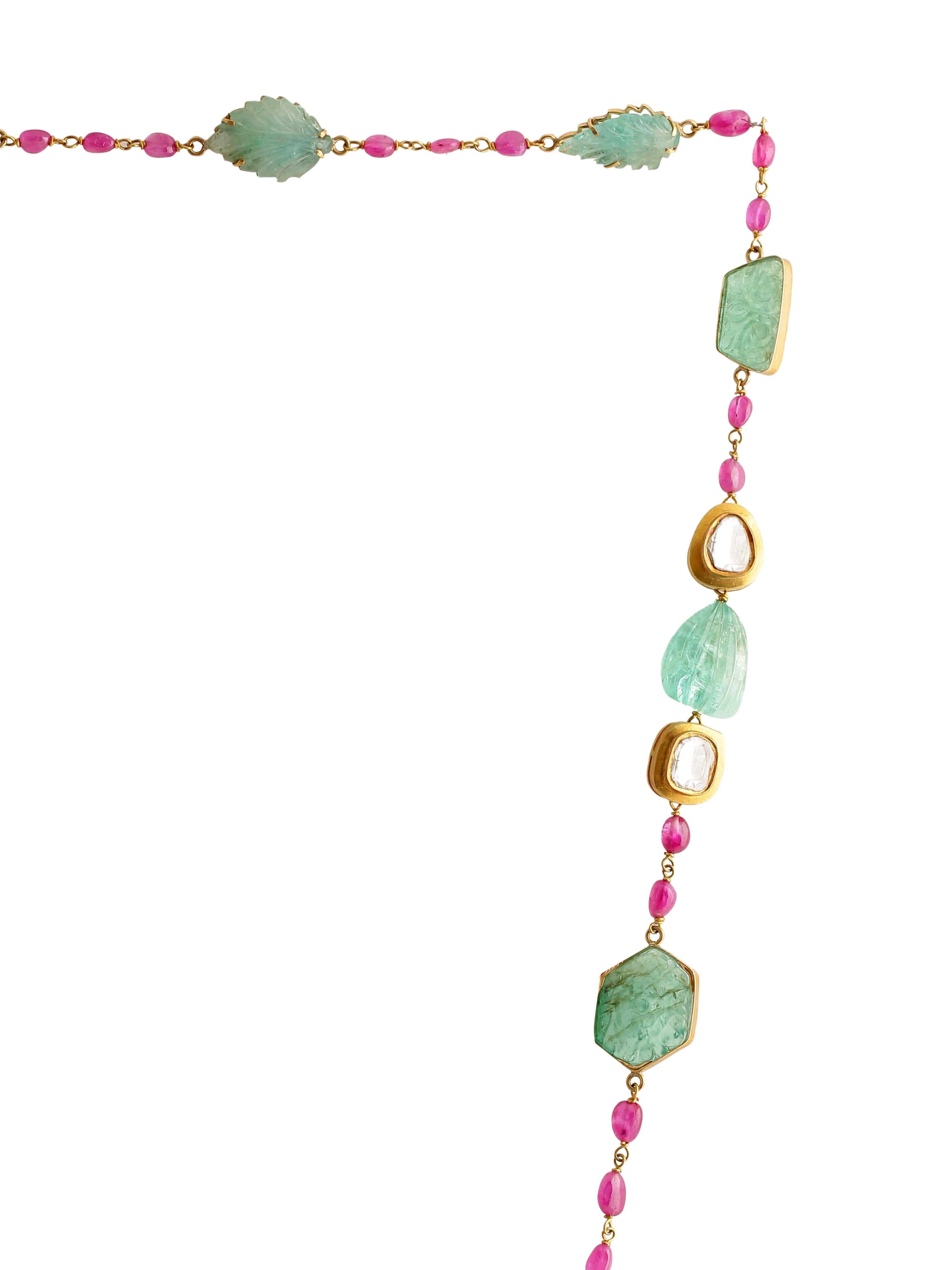 Perle Collier de perles d'émeraudes sculptées et de rubis avec un diamant taille rose serti en or 18 carats en vente