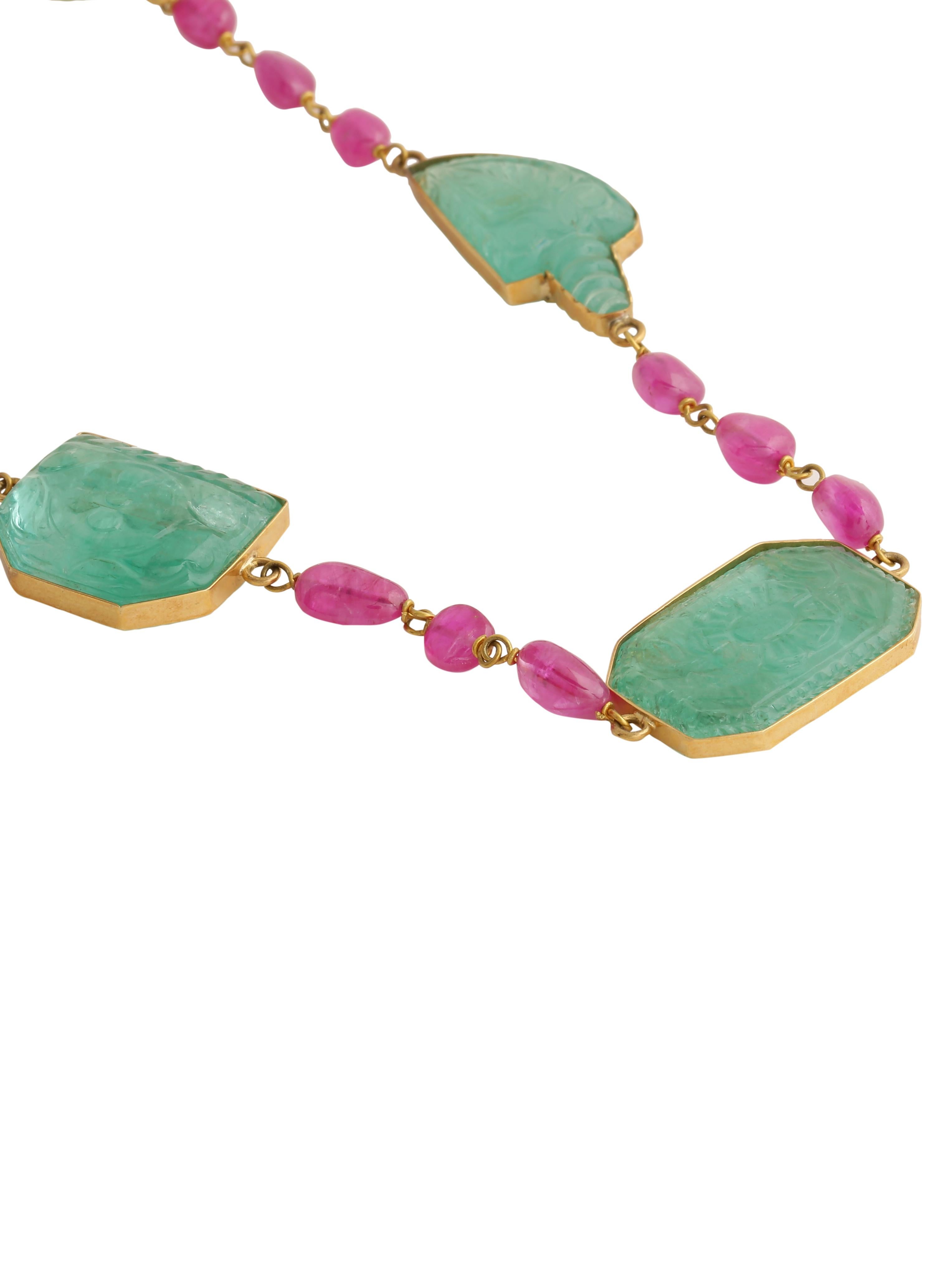 Collier de perles d'émeraudes sculptées et de rubis avec un diamant taille rose serti en or 18 carats Neuf - En vente à Jaipur, IN