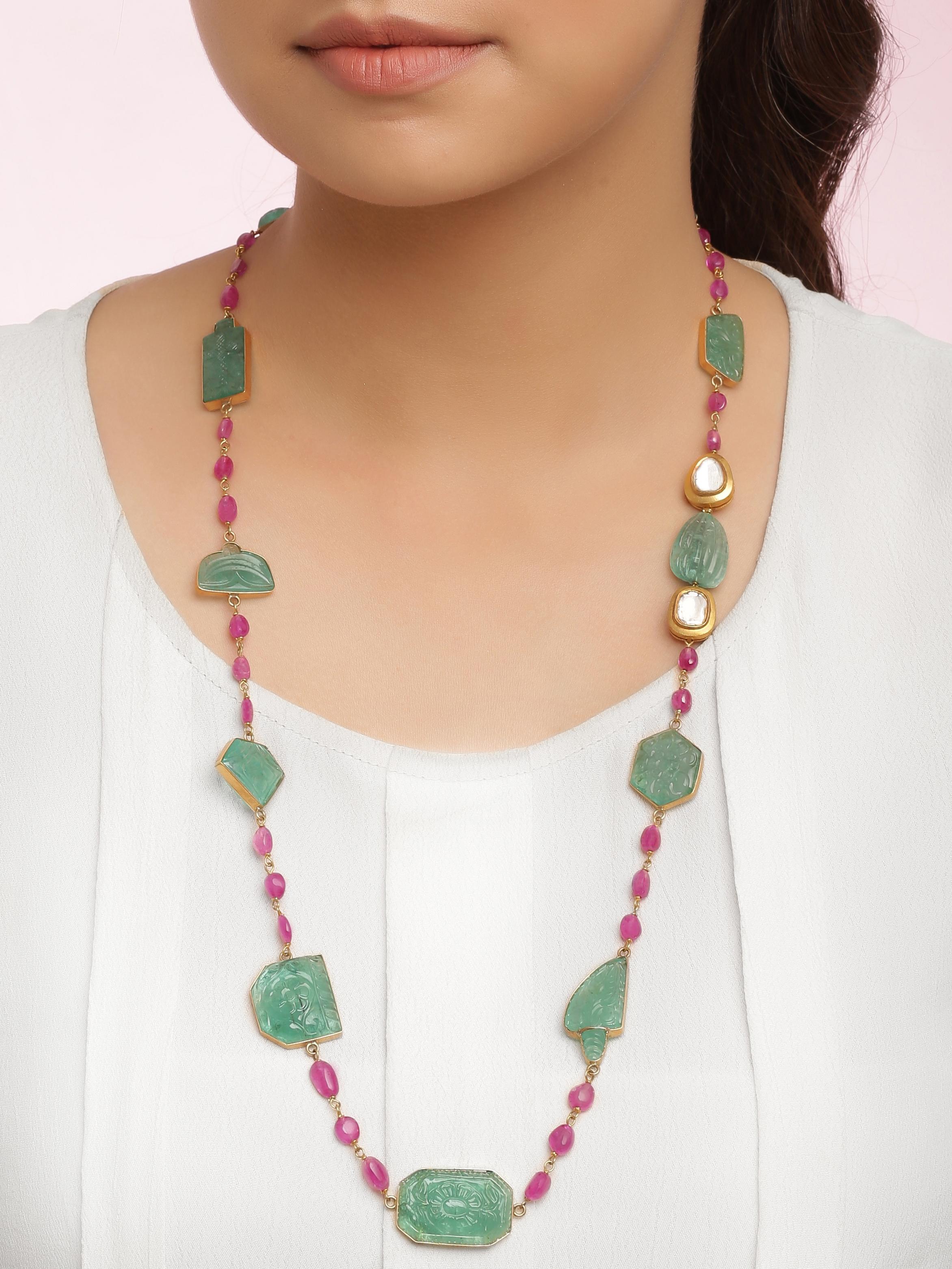 Collier de perles d'émeraudes sculptées et de rubis avec un diamant taille rose serti en or 18 carats Pour femmes en vente