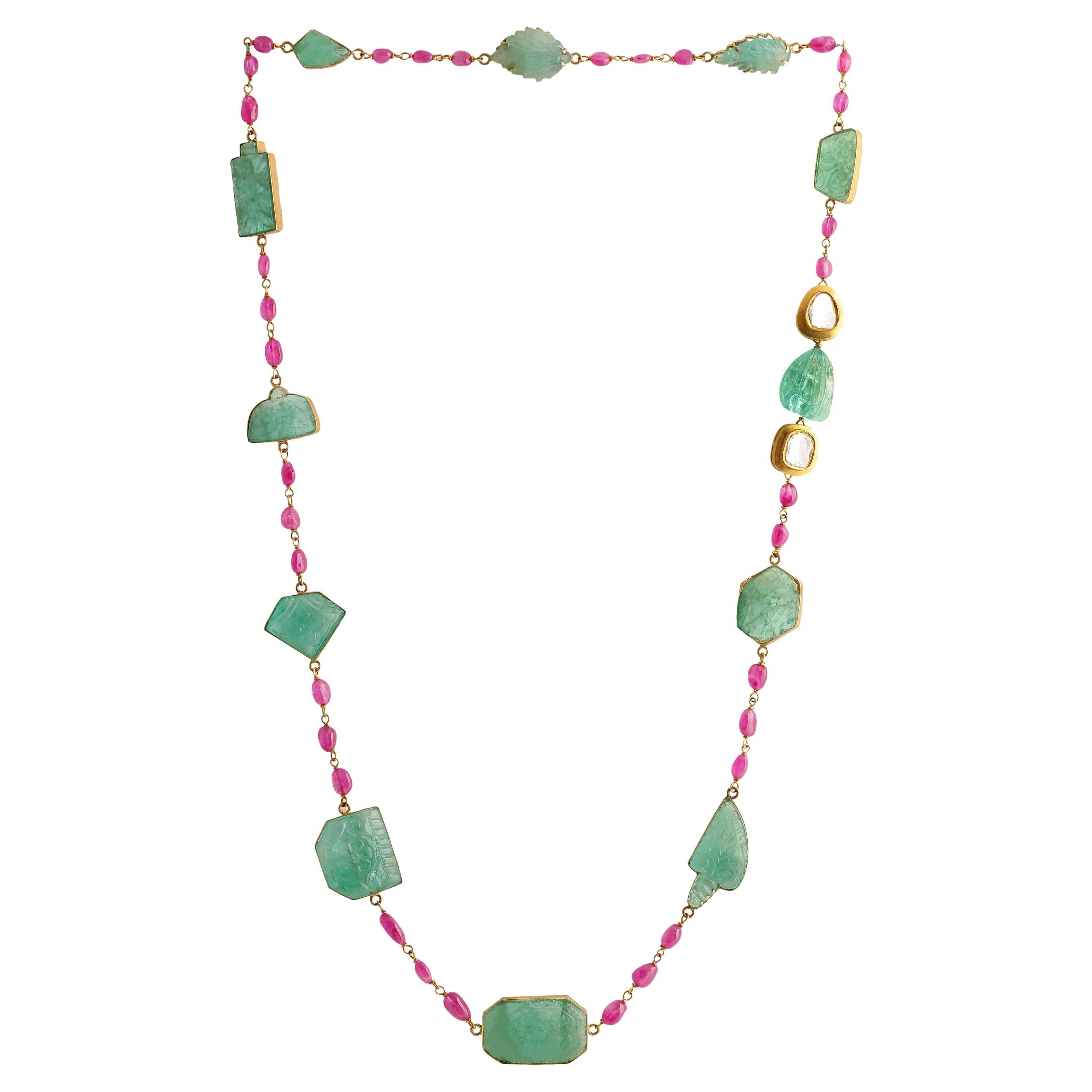 Halskette mit Smaragdschnitzereien und Rubinperlen und einem Diamanten im Rosenschliff in 18K Gold