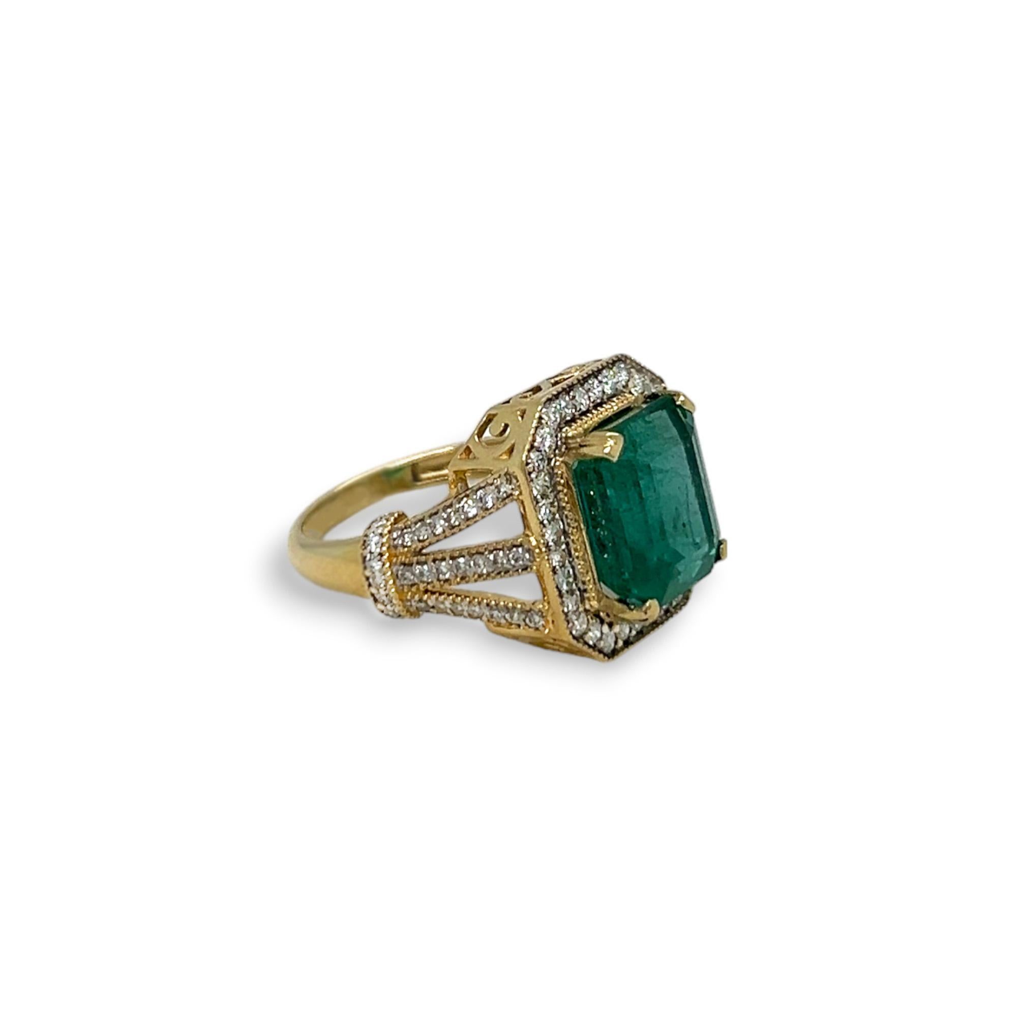 Cette magnifique bague est ornée d'une émeraude de 5,30 ct encadrée d'un halo de diamants ronds (0,71 ct au total). Serti en or jaune 14k. La bague peut être dimensionnée à l'achat.