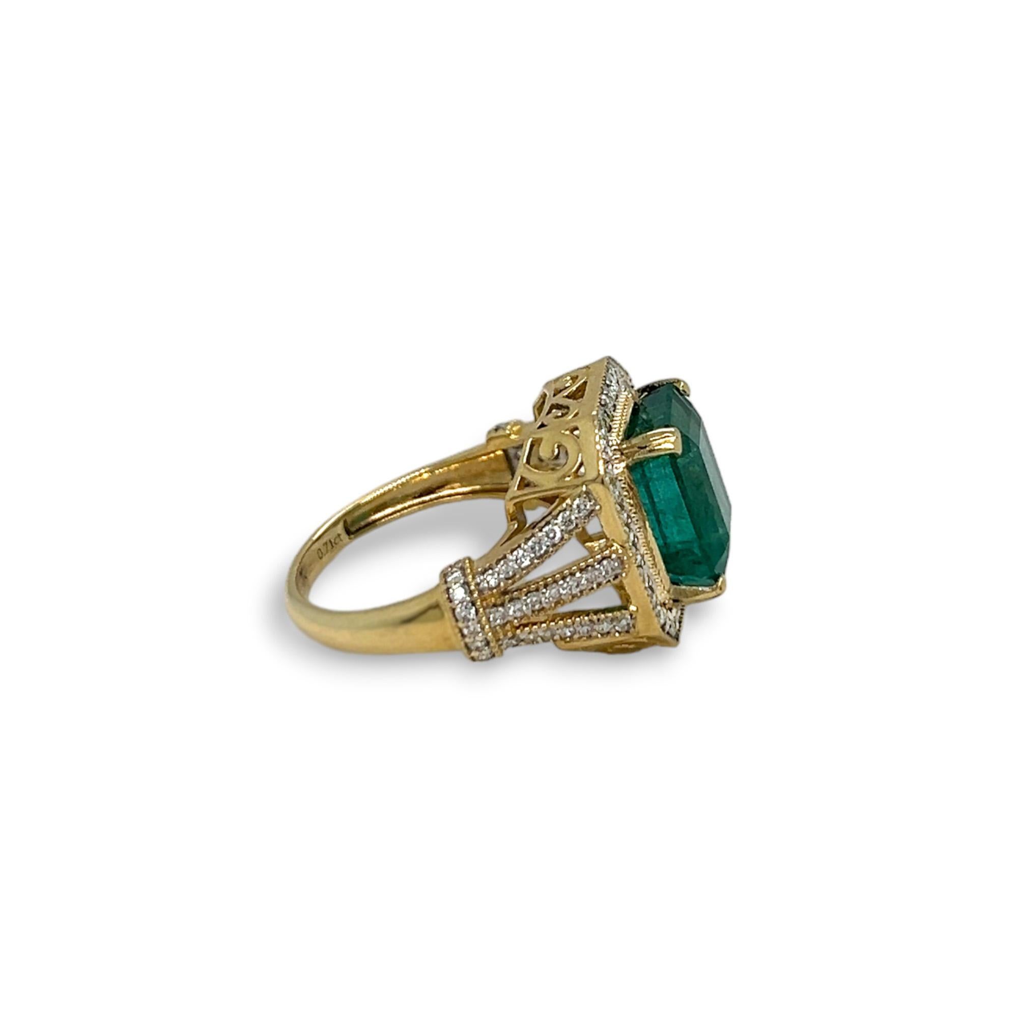 Taille émeraude Bague en or jaune avec pierre centrale en émeraude et halo de diamants en vente