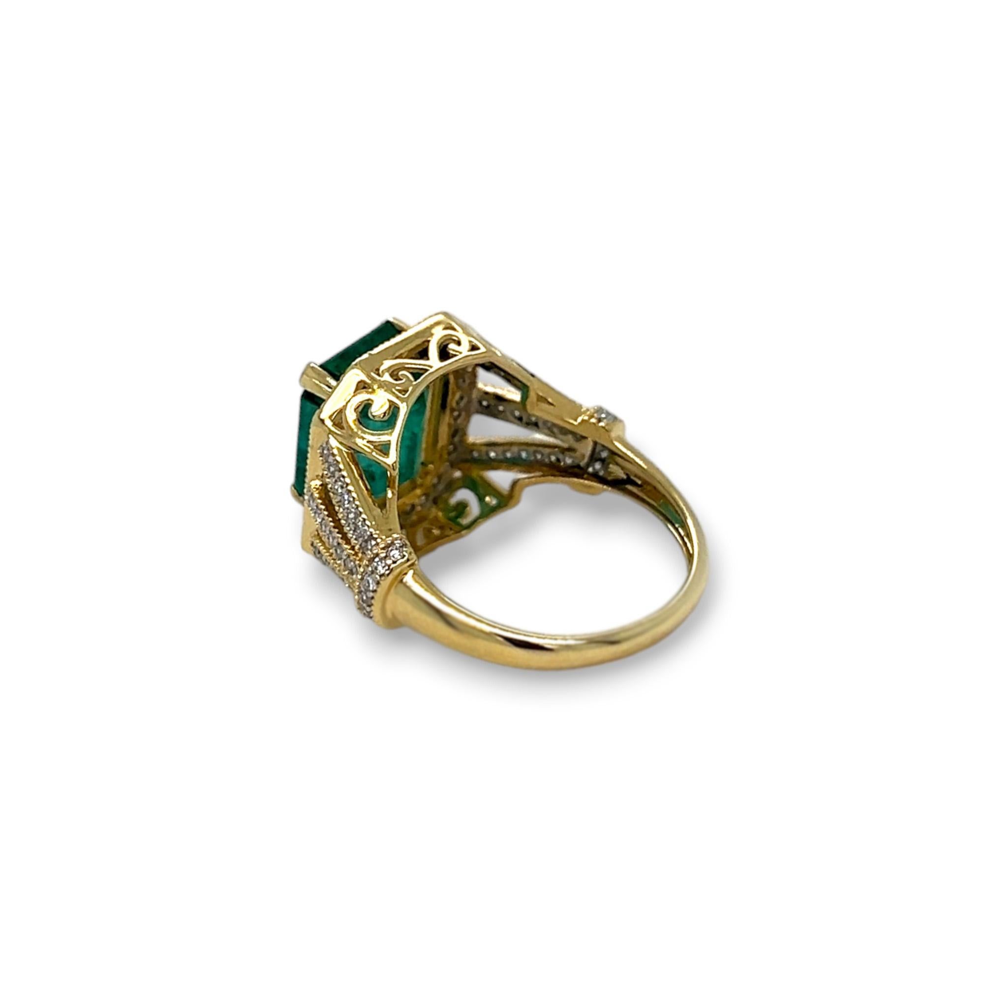Bague en or jaune avec pierre centrale en émeraude et halo de diamants Neuf - En vente à Lewisville, TX