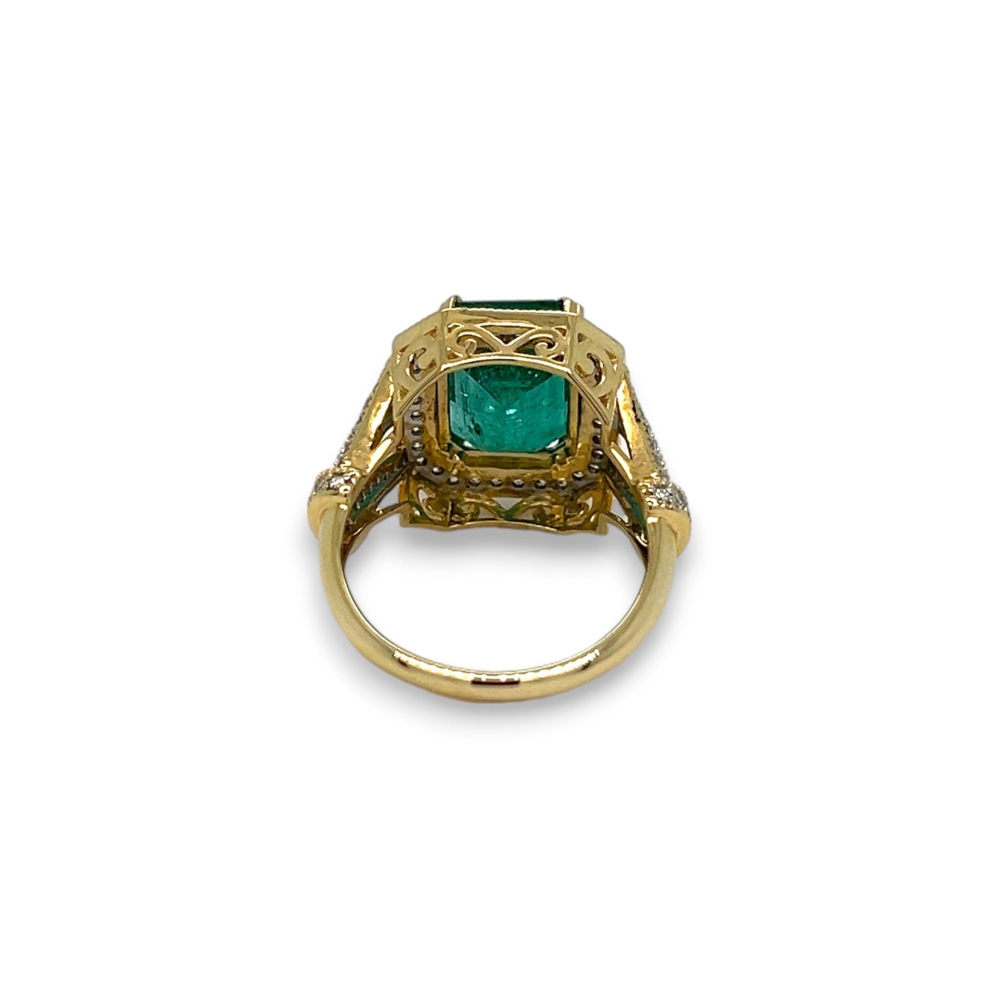 Bague en or jaune avec pierre centrale en émeraude et halo de diamants Unisexe en vente