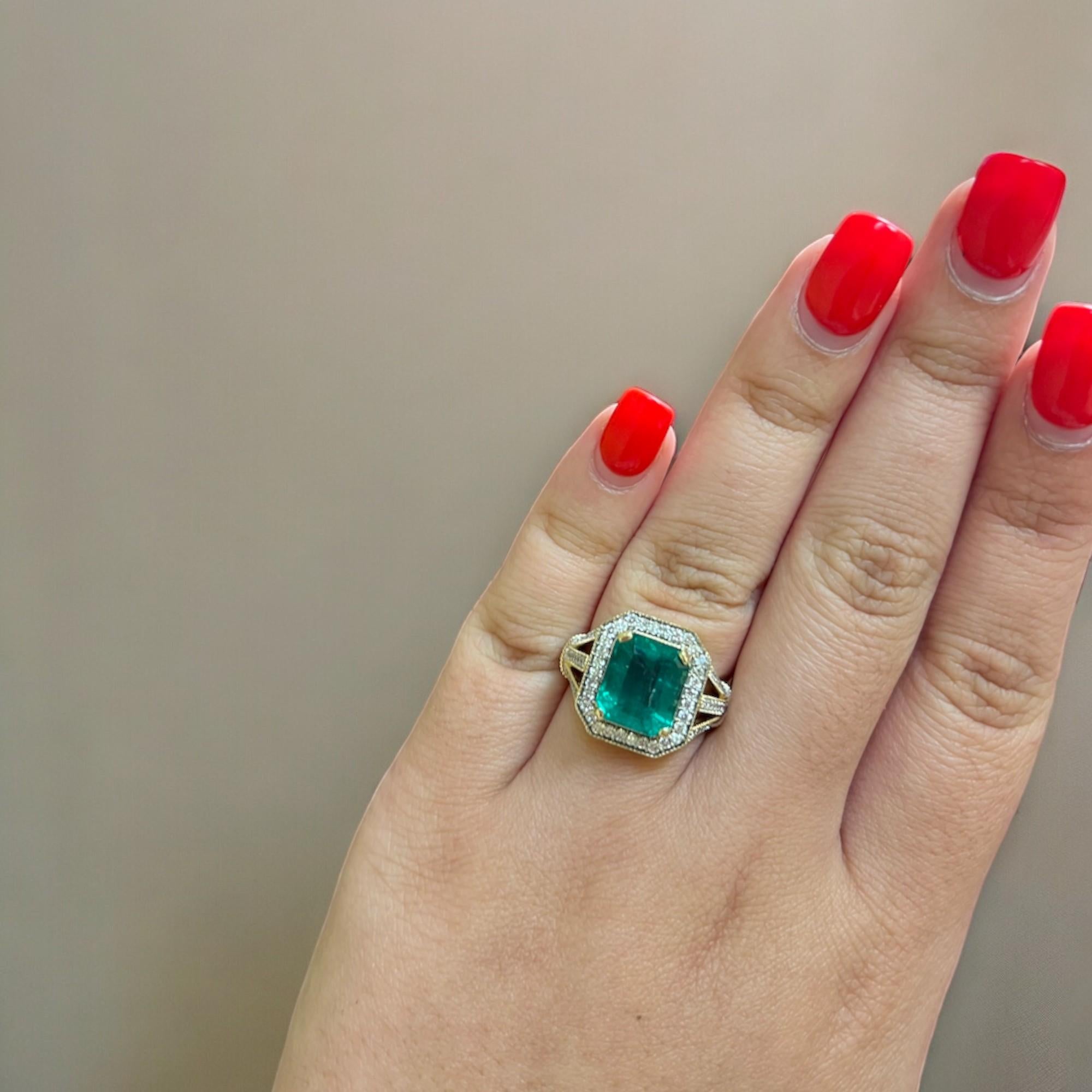 Bague en or jaune avec pierre centrale en émeraude et halo de diamants en vente 1