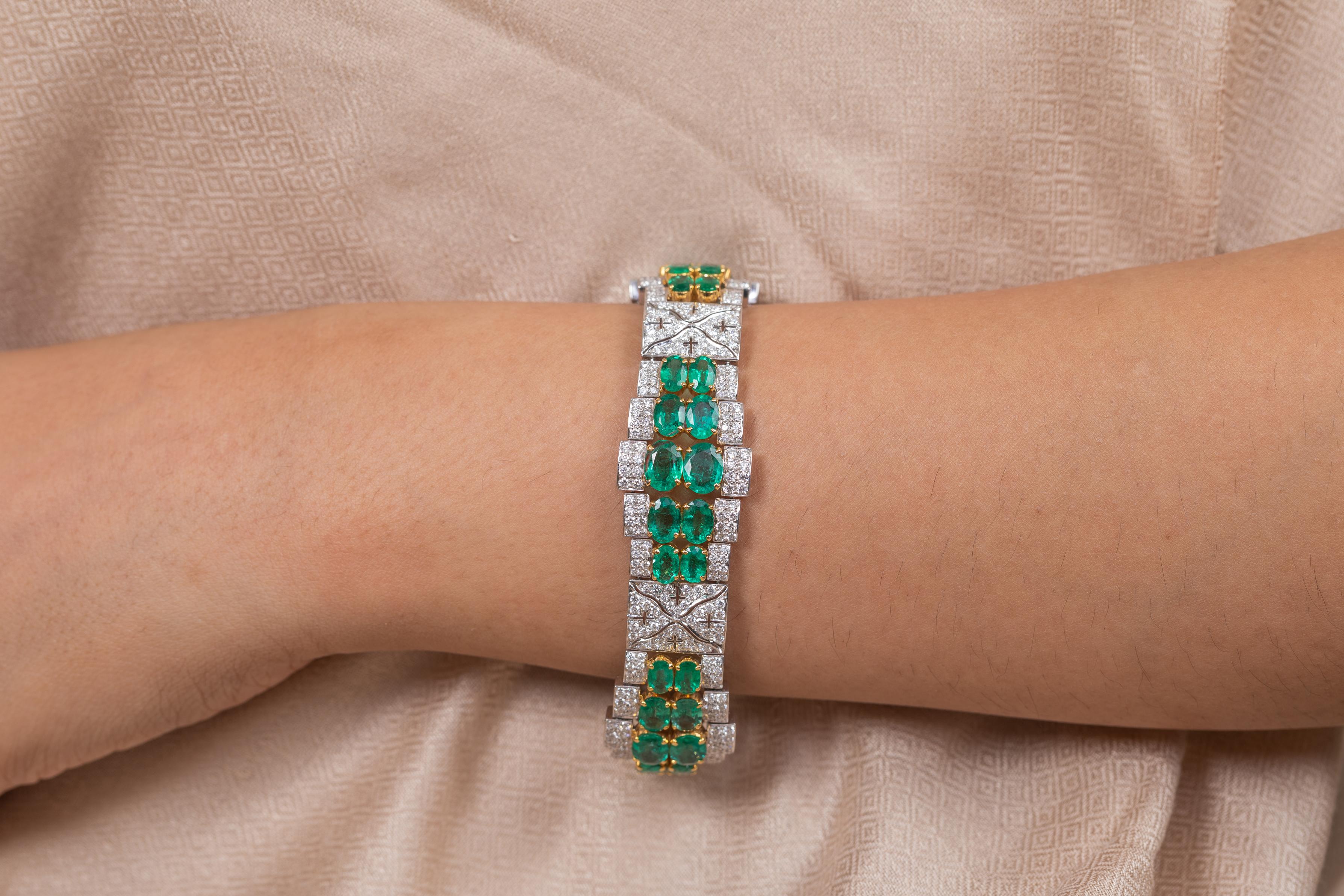 23.74 CTW Emerald and 7.09 CTW Diamond Bold Bracelet in 18k Solid White Gold In New Condition For Sale In Houston, TX