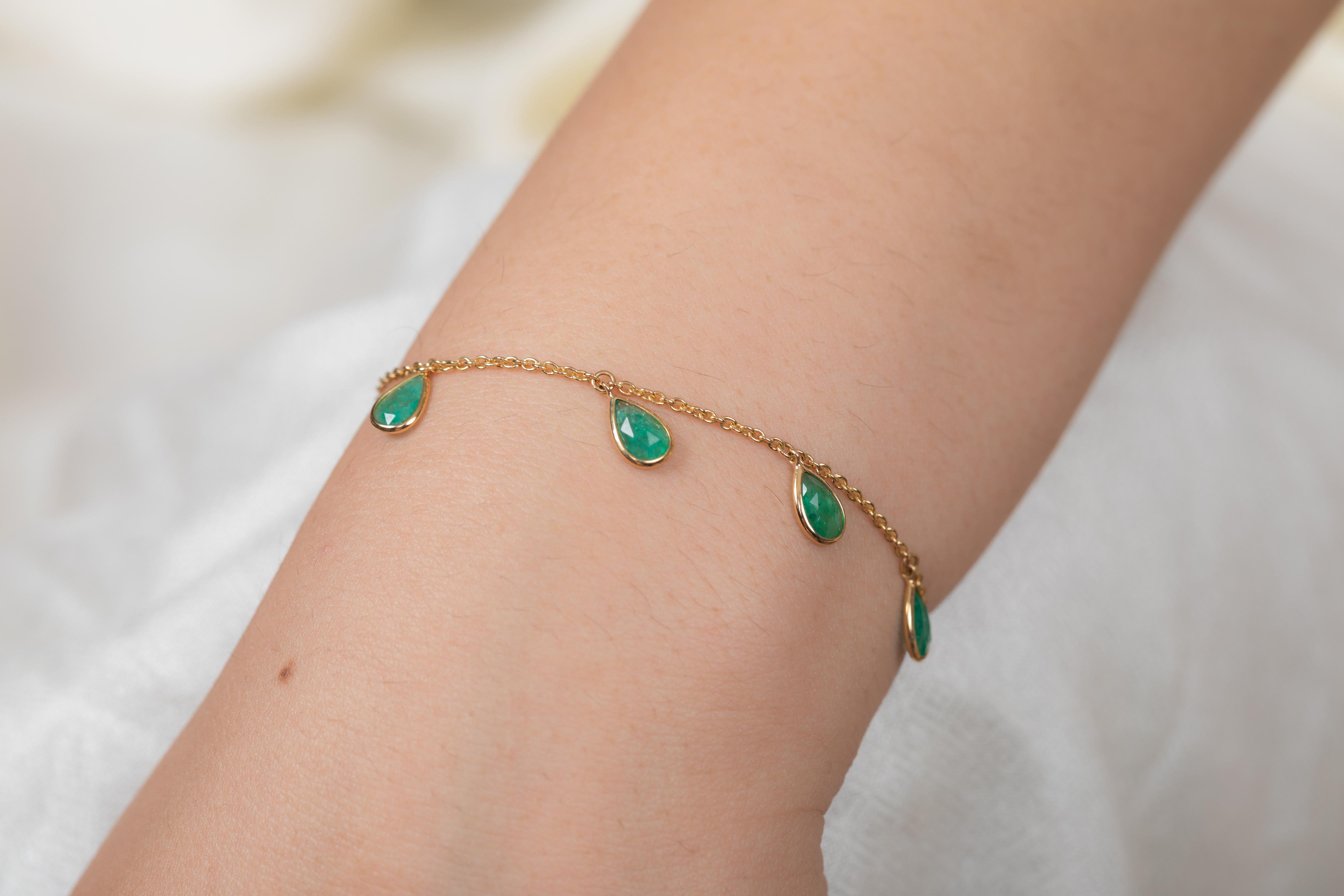Stackable Emerald Charm Chain Bracelet in 18K Yellow Gold with Lobster Clasp In New Condition For Sale In Houston, TX