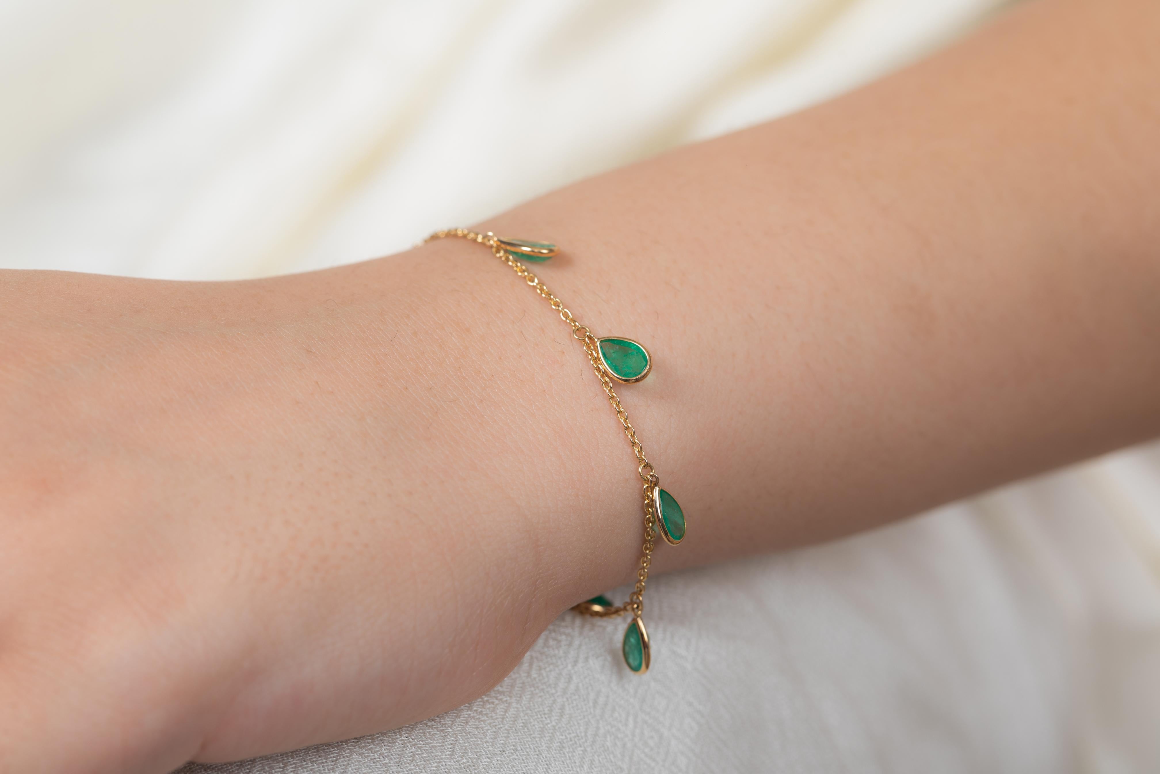 Stackable Emerald Charm Chain Bracelet in 18K Yellow Gold with Lobster Clasp For Sale 2