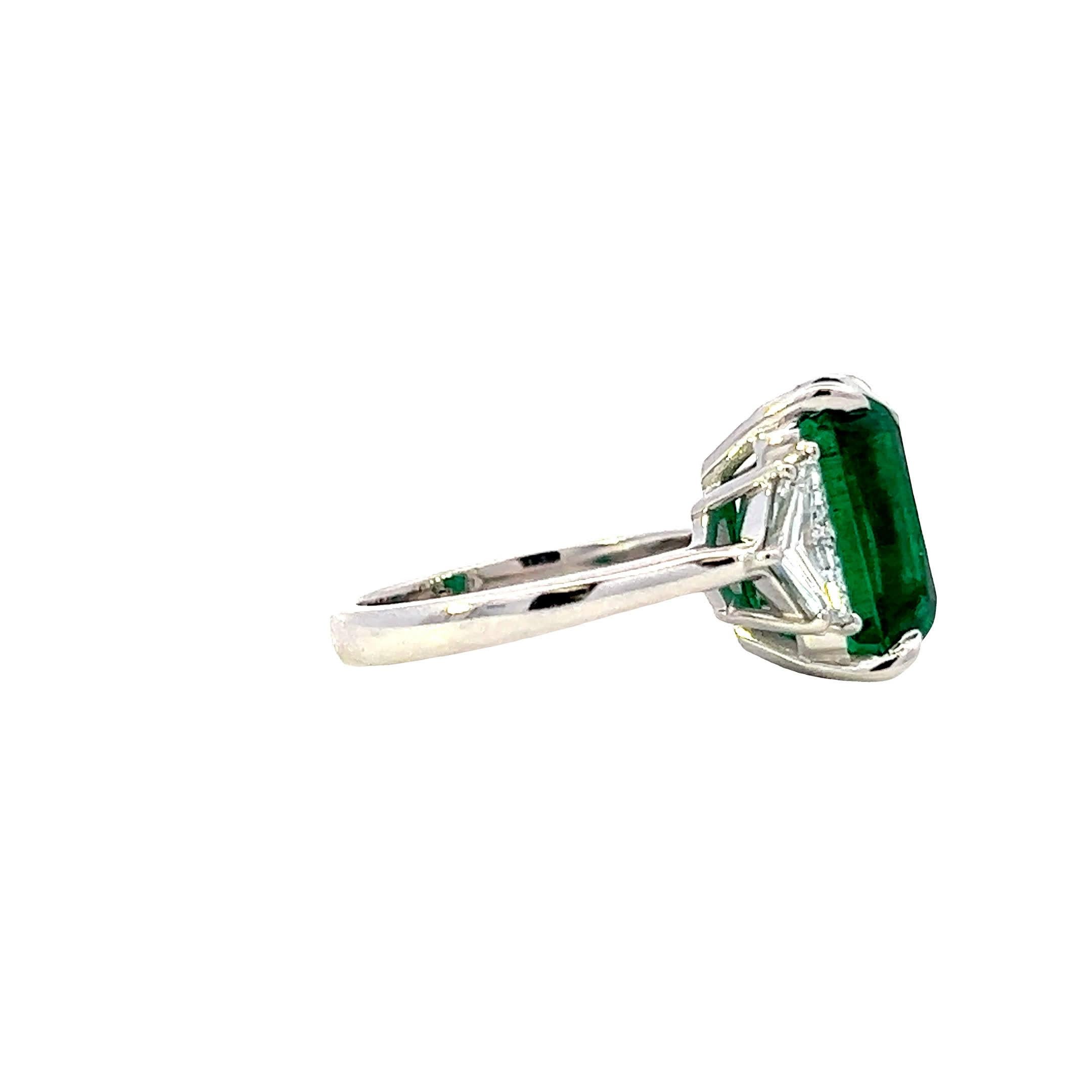 Emerald charm diamond duo ring In New Condition For Sale In Great Neck Plaza, NY