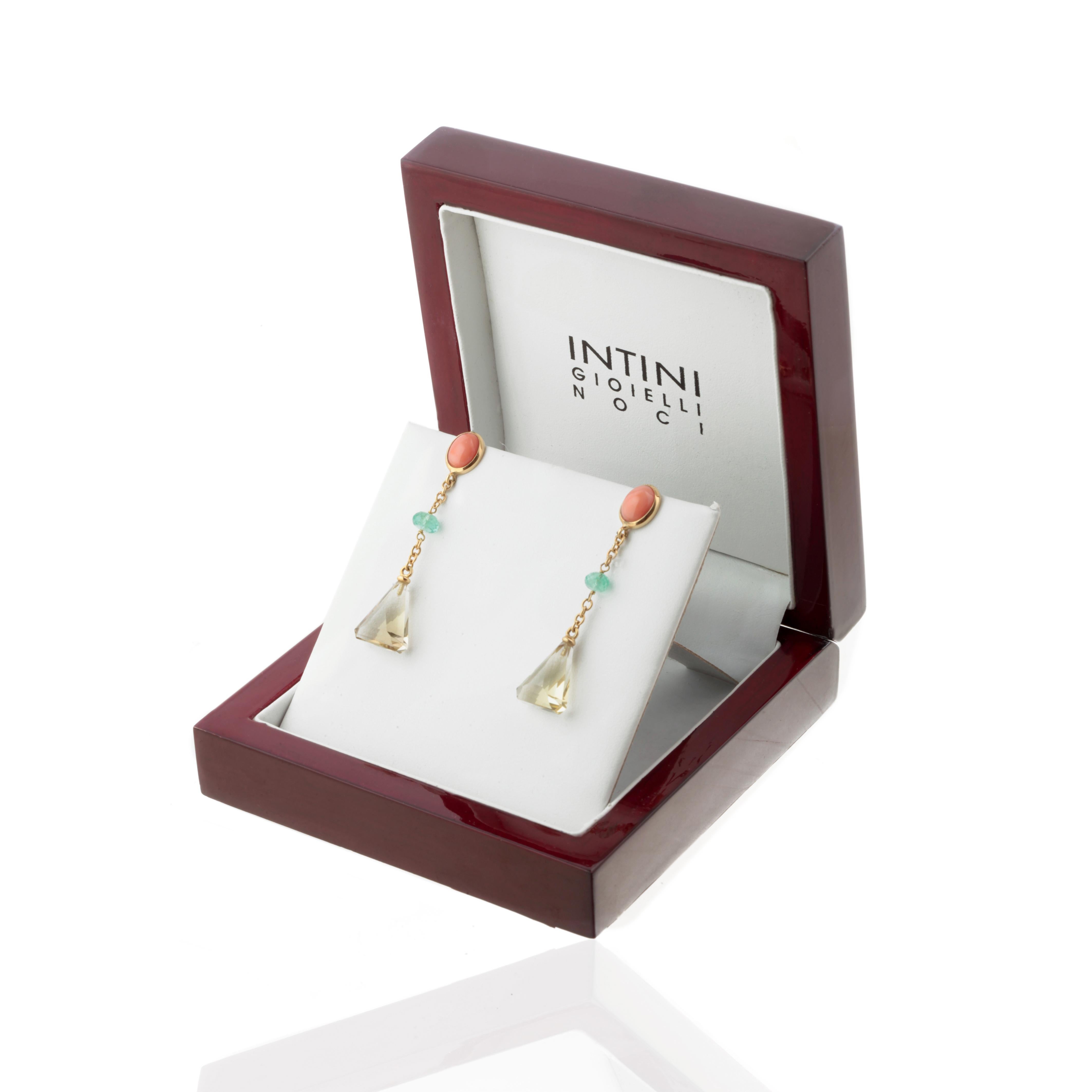 Ohrhänger mit Smaragd, Citrin, Quarz und rosa Koralle aus 18 Karat Gelbgold (Retro) im Angebot