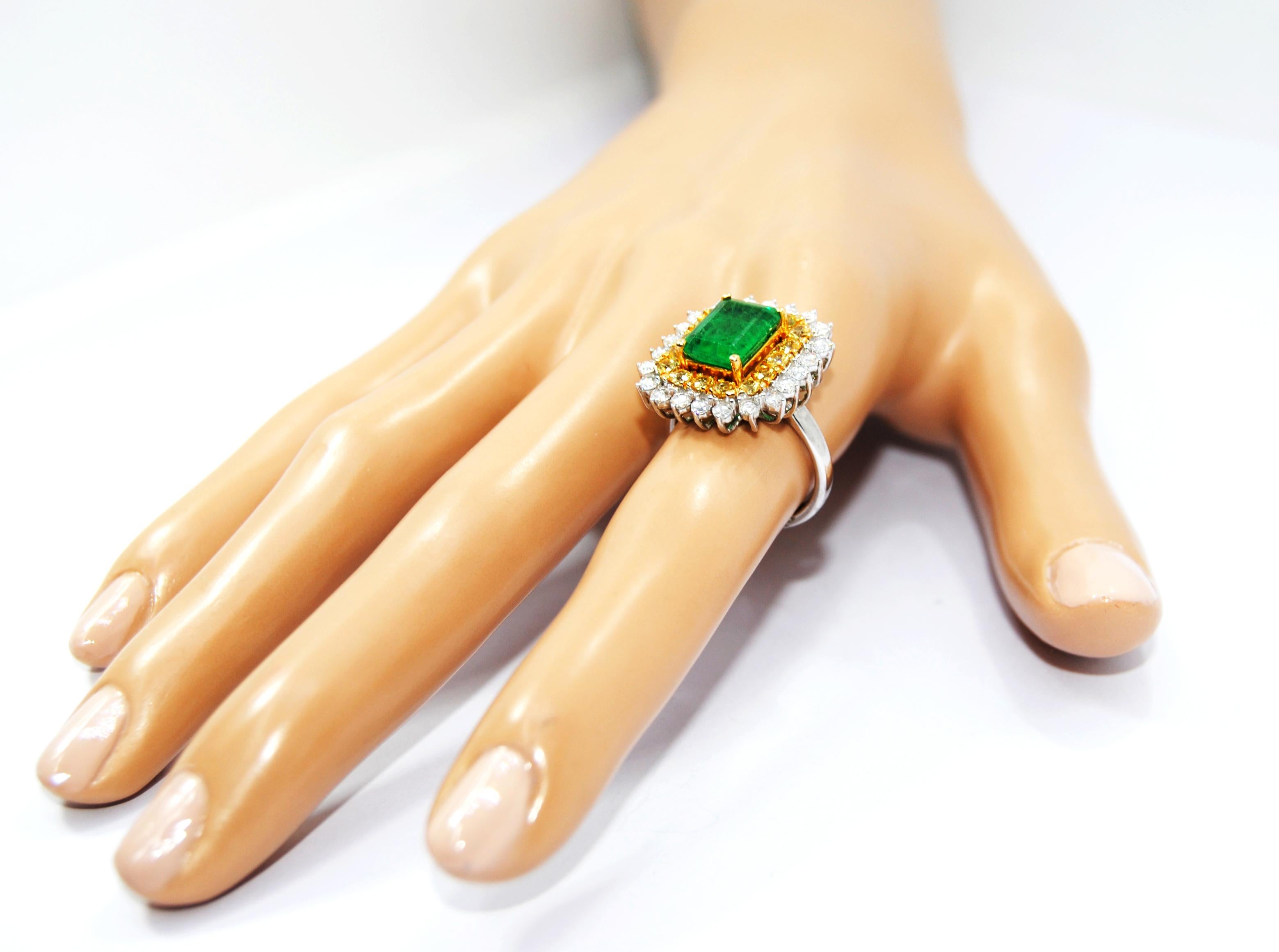 Emerald Classic Cocktail Ring with Yellow and White Diamonds In New Condition For Sale In Bilbao, ES