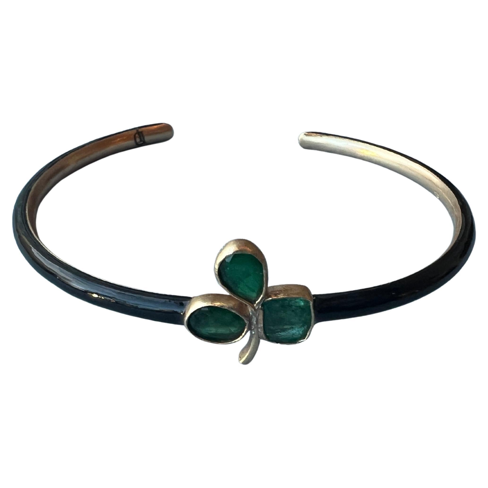 Bracelet trèfle d'émeraude émaillé noir

Pierres précieuses : Émeraude
MATERIAL : Laiton doré et émail noir peint à la main

Designer J Dauphin

Les émeraudes sont appréciées pour leurs prétendues propriétés curatives. Traditionnellement, les
