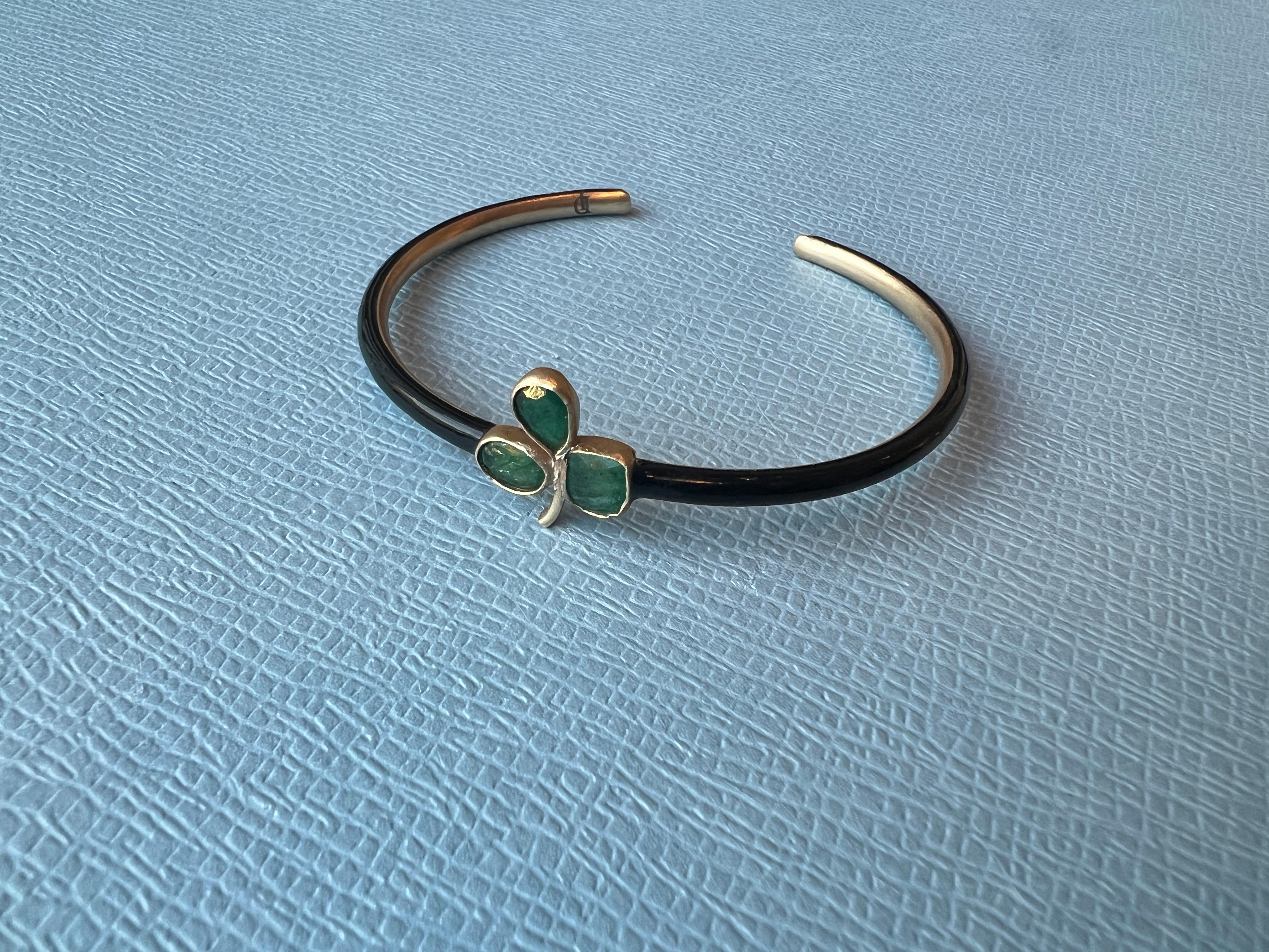 Bracelet jonc trèfle émeraude noire Neuf - En vente à Los Angeles, CA