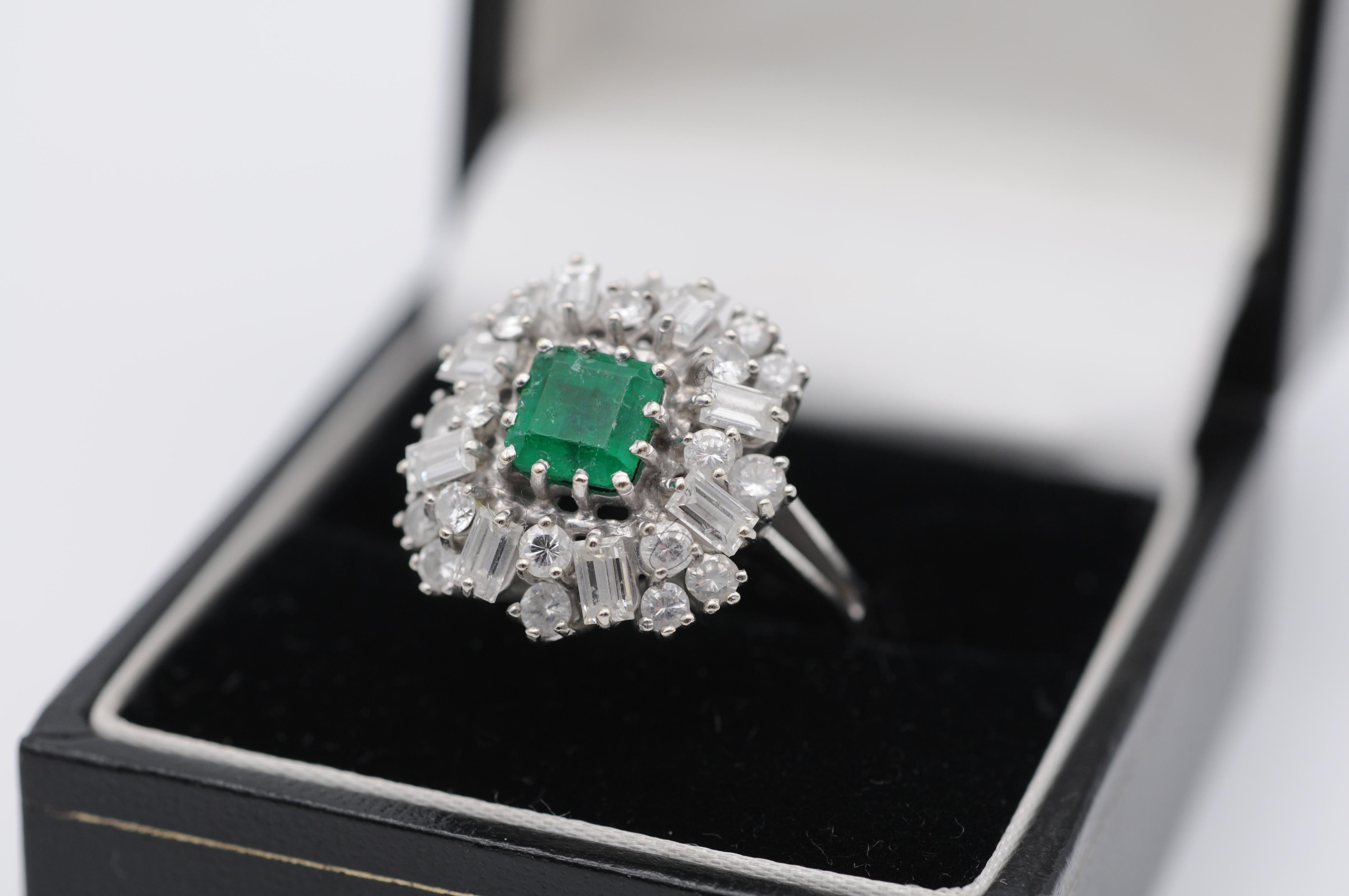  Emerald cluster Ring with Diamonds in 14k white gold In Good Condition For Sale In Berlin, BE