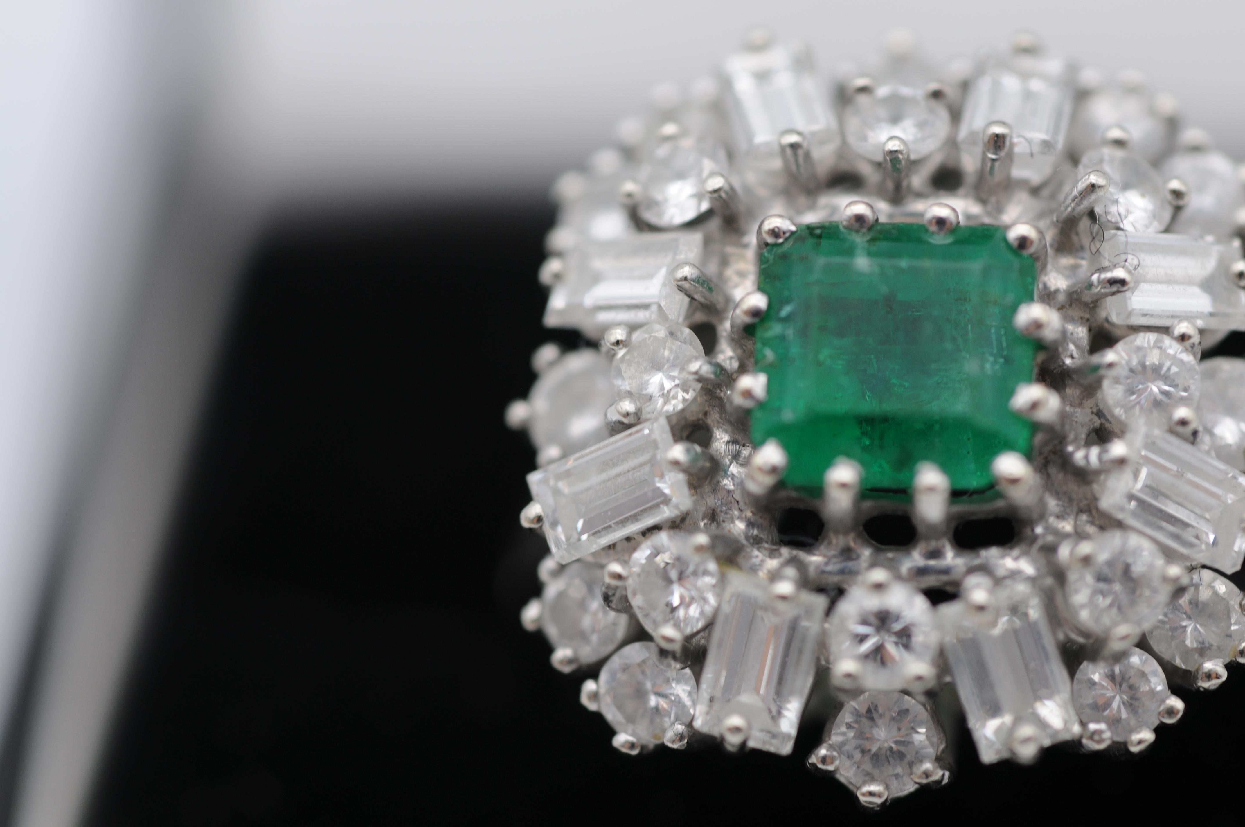  Emerald cluster Ring with Diamonds in 14k white gold For Sale 3