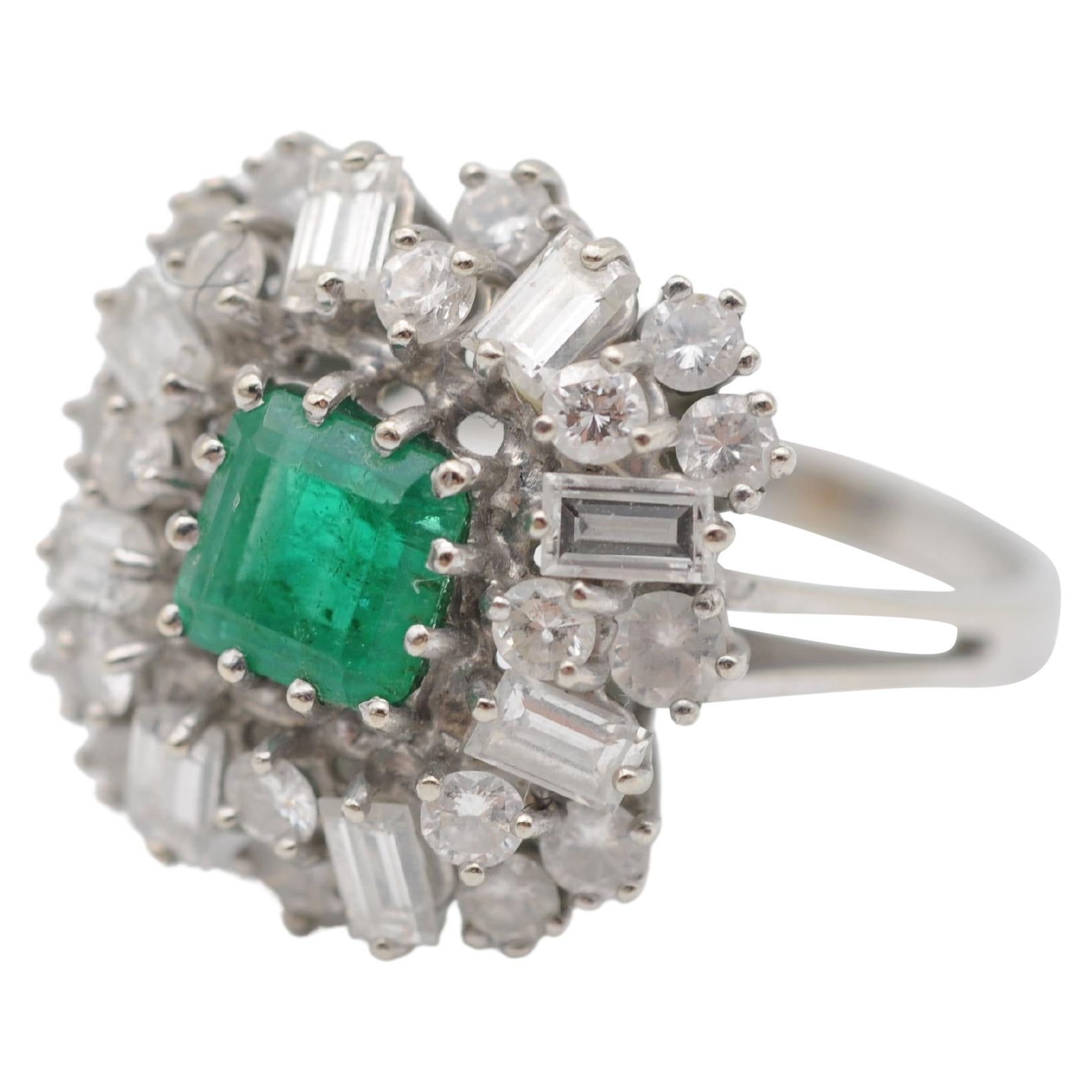 Anillo en racimo de Esmeraldas con Diamantes en oro blanco de 14k en venta