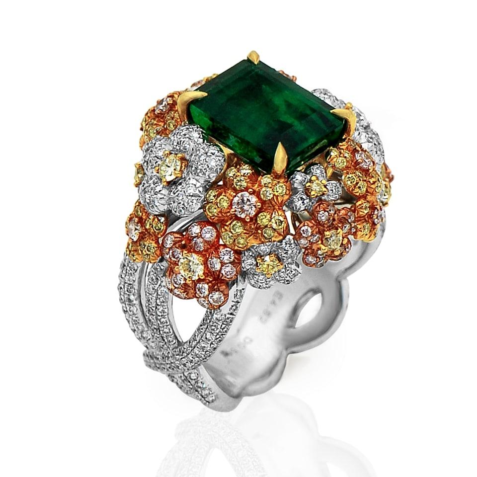 Emerald Cluster Ring with White, Fancy Pink and Fancy Yellow Diamonds In New Condition For Sale In Dubai, Dubai