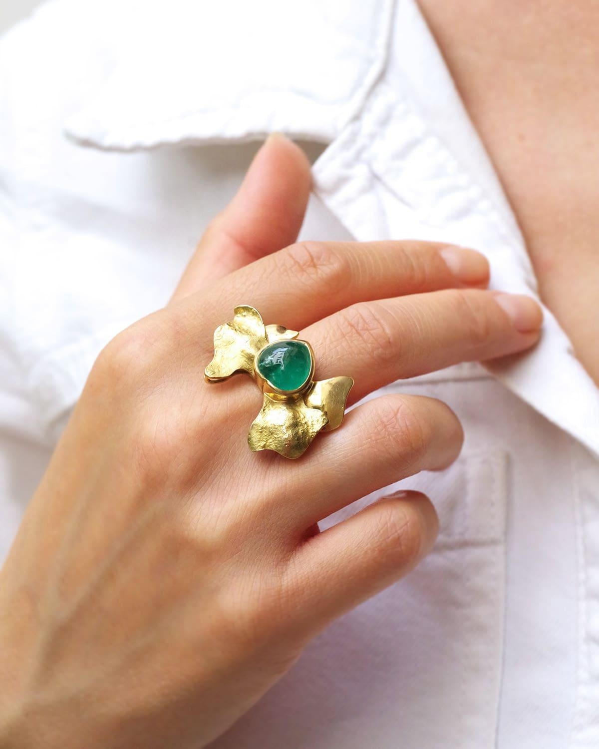 Anillo esmeralda de cóctel en oro de 18 quilates, esmeralda en forma de corazón de 4 quilates, talla cabujón en venta 4