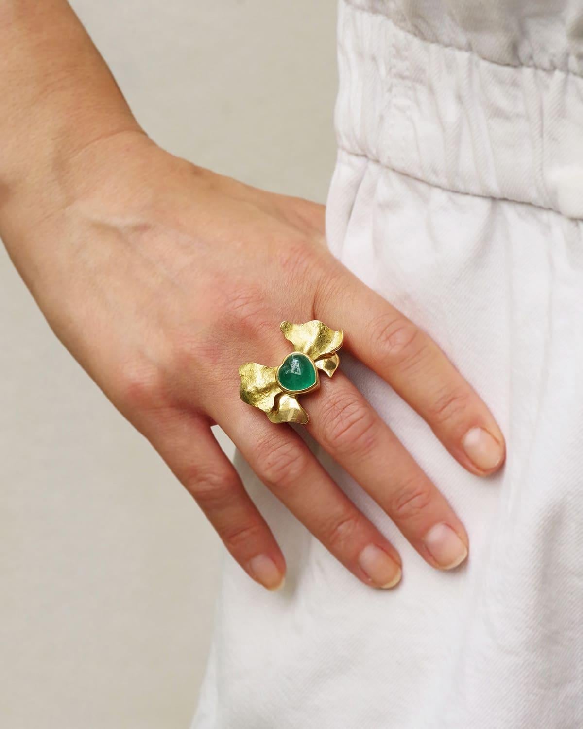 Anillo esmeralda de cóctel en oro de 18 quilates, esmeralda en forma de corazón de 4 quilates, talla cabujón en venta 5