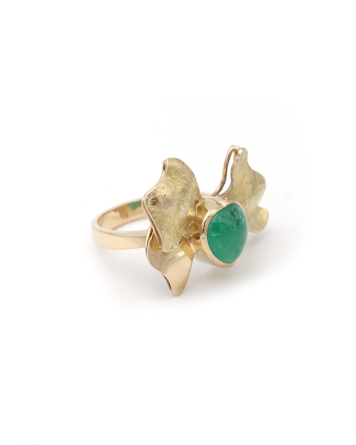 Anillo esmeralda de cóctel en oro amarillo de 18 quilates. Gran anillo de cóctel formando un nudo en oro texturado (mate y brillante), engastado con una gran esmeralda talla cabujón en forma de corazón. La esmeralda pesa aproximadamente 4 quilates.