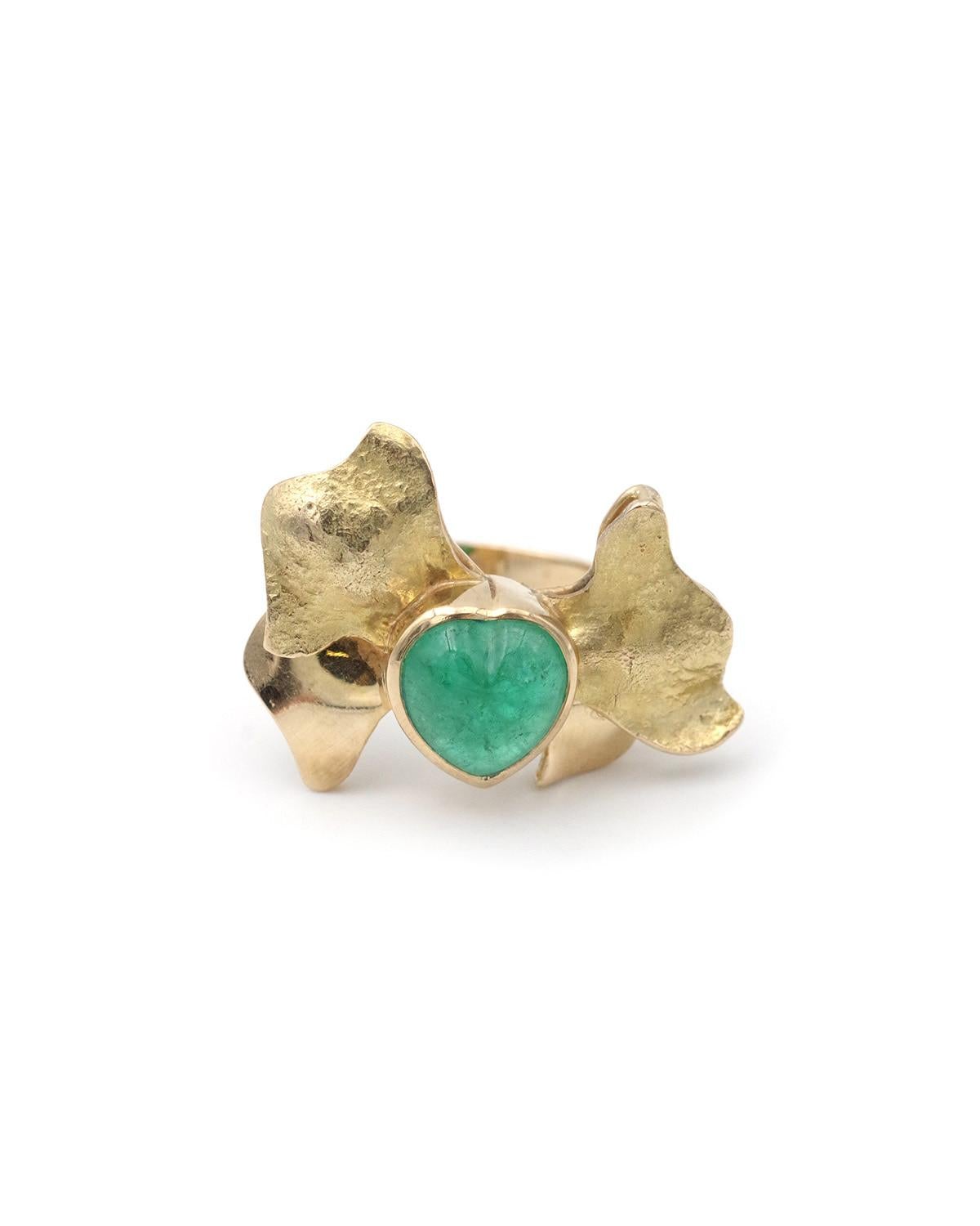 Anillo esmeralda de cóctel en oro de 18 quilates, esmeralda en forma de corazón de 4 quilates, talla cabujón Contemporáneo en venta