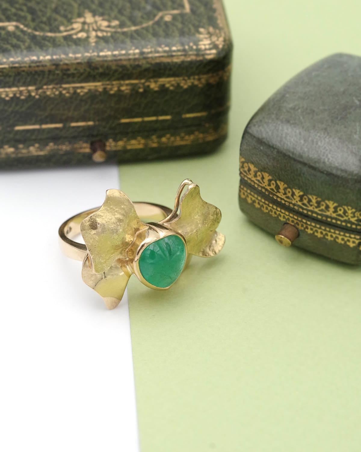 Anillo esmeralda de cóctel en oro de 18 quilates, esmeralda en forma de corazón de 4 quilates, talla cabujón Cabujón en venta