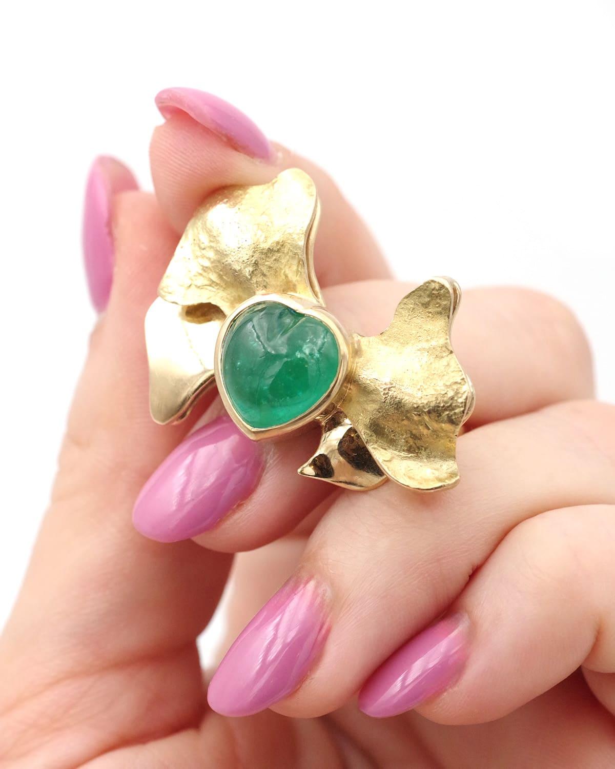 Anillo esmeralda de cóctel en oro de 18 quilates, esmeralda en forma de corazón de 4 quilates, talla cabujón en Bueno estado para la venta en PARIS, FR