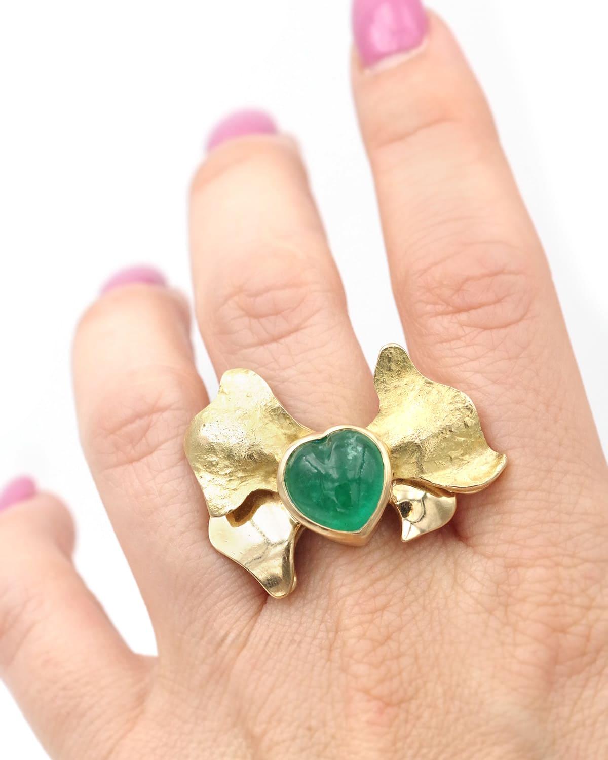 Femenino o masculino Anillo esmeralda de cóctel en oro de 18 quilates, esmeralda en forma de corazón de 4 quilates, talla cabujón en venta