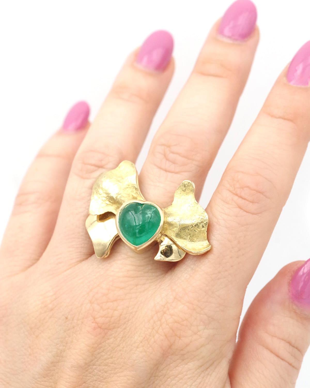 Anillo esmeralda de cóctel en oro de 18 quilates, esmeralda en forma de corazón de 4 quilates, talla cabujón en venta 1