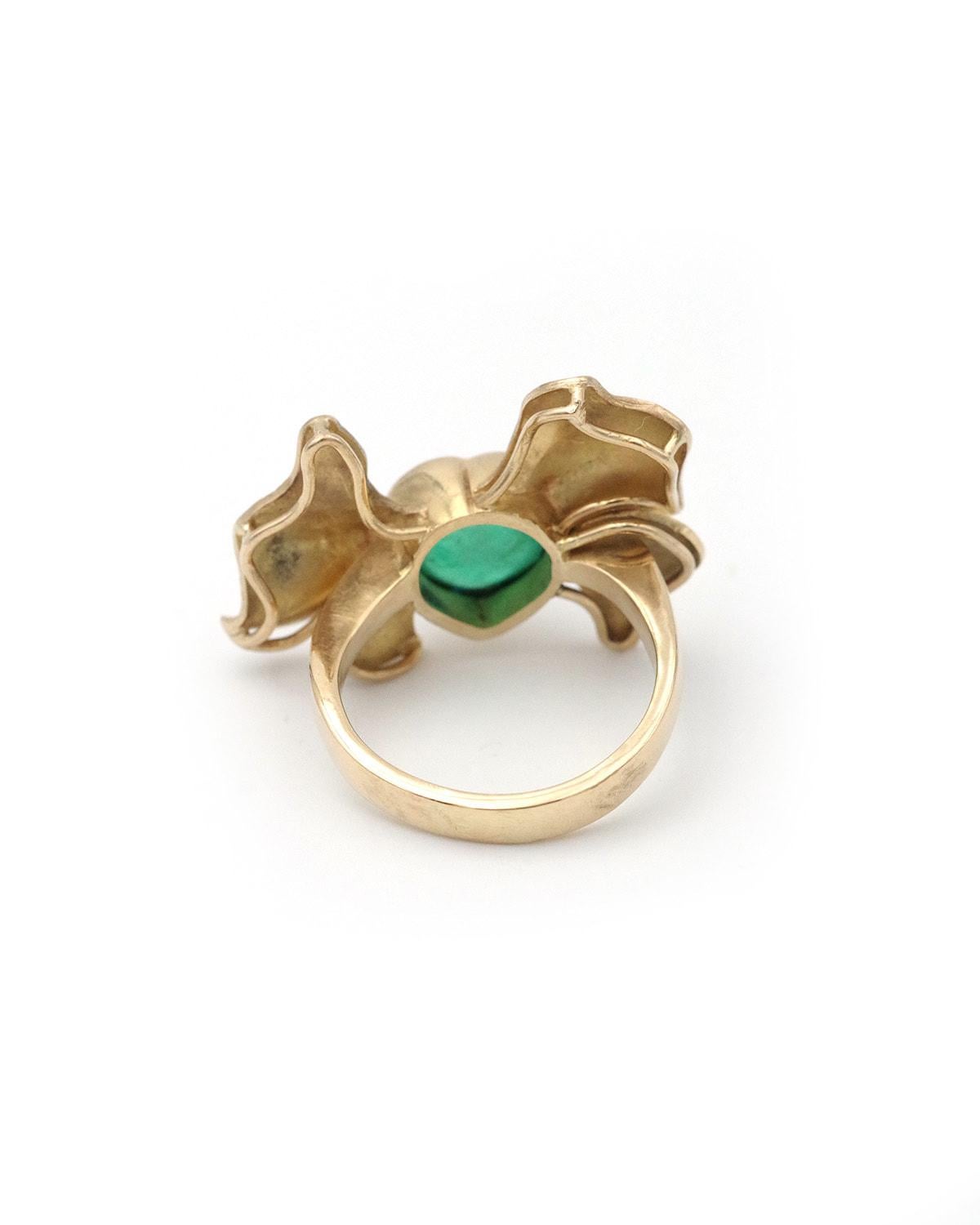 Anillo esmeralda de cóctel en oro de 18 quilates, esmeralda en forma de corazón de 4 quilates, talla cabujón en venta 2