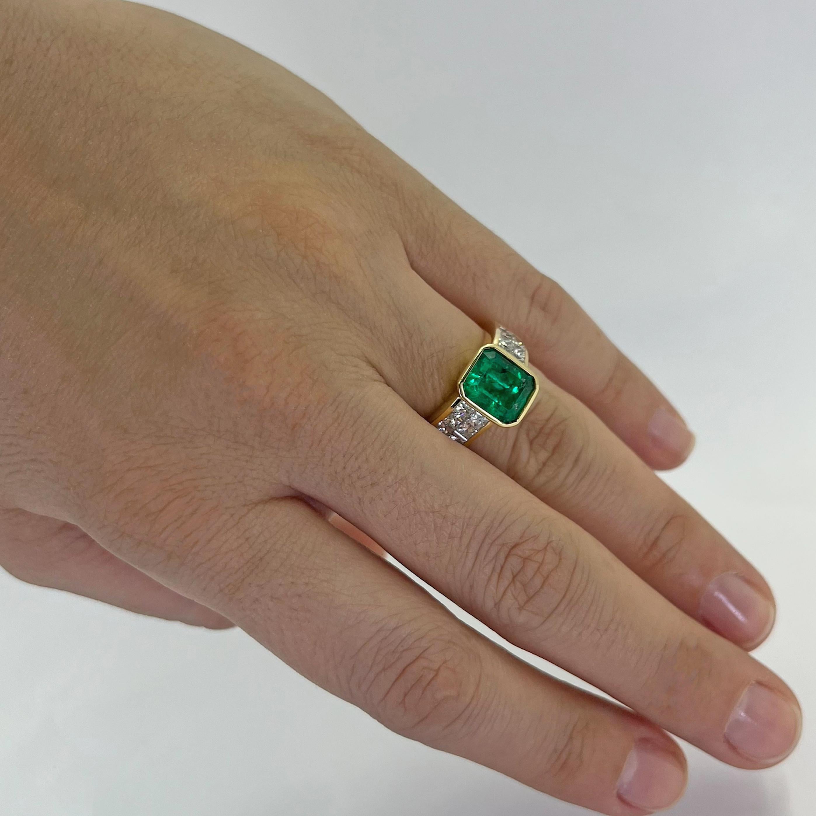 Bague en or jaune 18 carats ornée d'une émeraude de 3,07 carats sertie en chaton et de 16 diamants de taille princesse de pureté SI et de couleur H totalisant 1,60 carats. Taille de doigt 7. Comprend un service de dimensionnement sur demande, avant