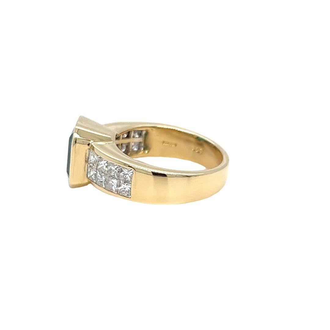 Taille émeraude Bague cocktail sertie dans un chaton en or jaune 18 carats avec accents de diamants en vente