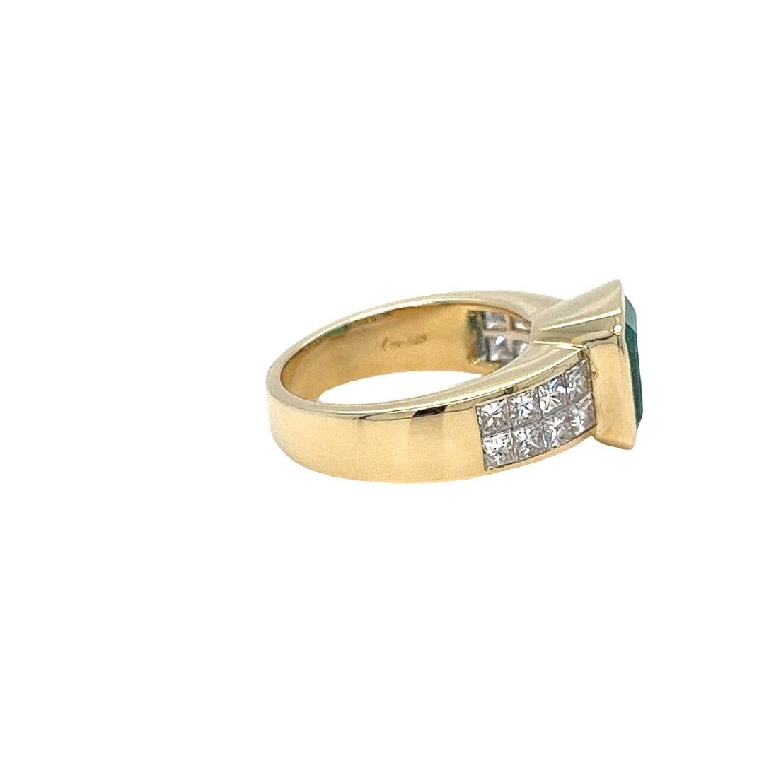 Bague cocktail sertie dans un chaton en or jaune 18 carats avec accents de diamants Bon état - En vente à Coral Gables, FL