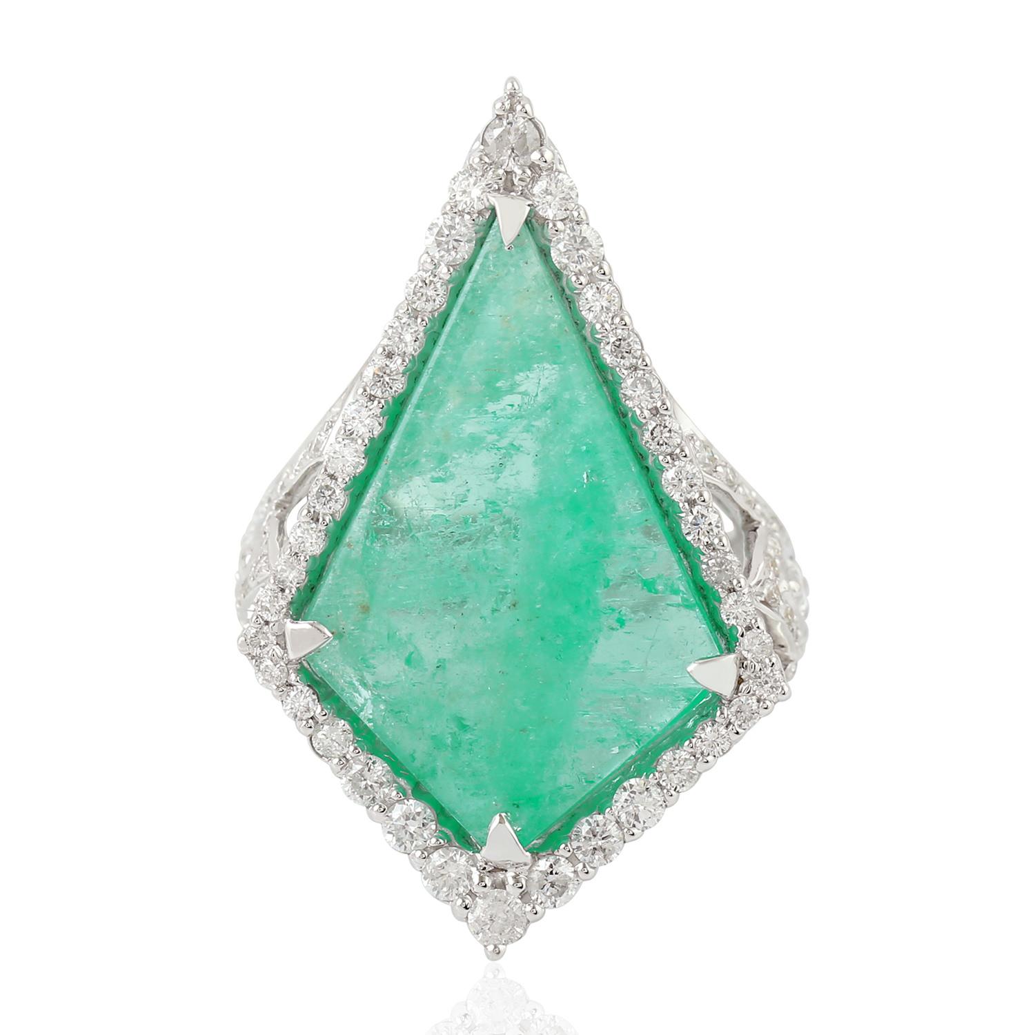 Emerald Cocktail Ring with Pave Diamond in 18k White Gold In New Condition For Sale In New York, NY