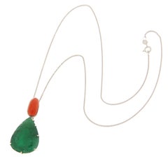 Collier pendentif contemporain en or blanc 18K avec émeraude naturelle et corail Articulé