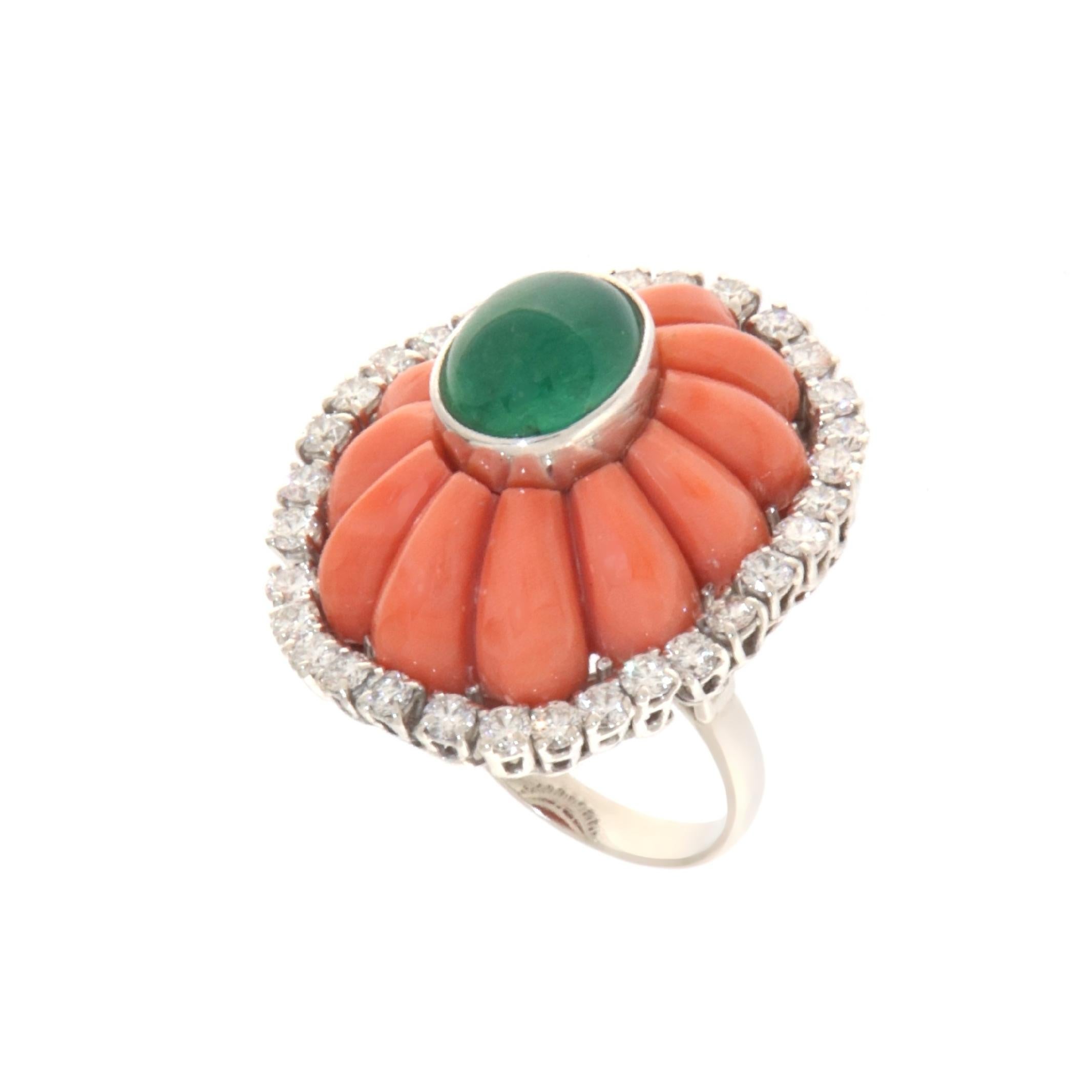 This magnificent 18-karat white gold ring represents the pinnacle of jewelry craftsmanship, a true masterpiece that combines elegance and sophistication. At the center of the ring is a beautiful cabochon emerald, set to capture and reflect light in