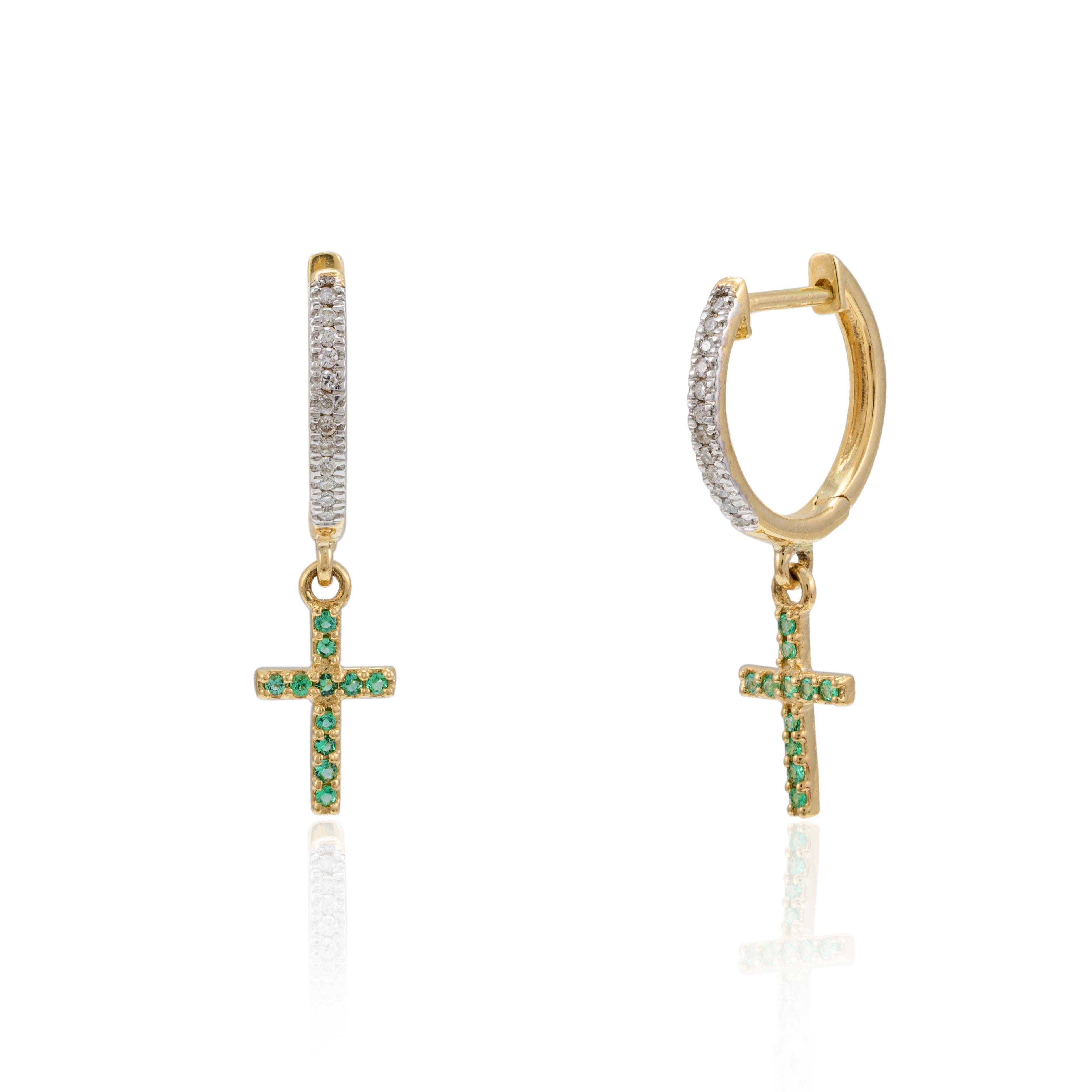 Boucles d'oreilles pendantes en or 18 carats en forme de croix en émeraude naturelle avec des diamants pour faire une déclaration avec votre look. Vous aurez besoin de boucles d'oreilles pour affirmer votre look. Ces boucles d'oreilles créent un